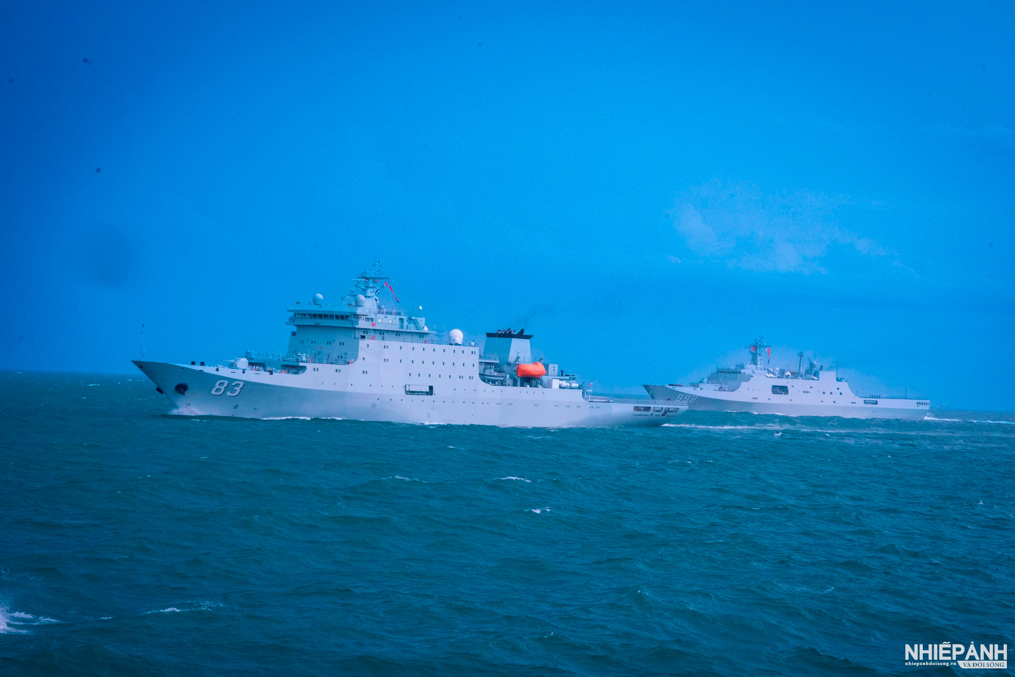 W_1.-bien-doi-tau-cua-hai-quan-quan-giai-phong-nhan-dan-trung-quoc-van-dong-doi-hinh-tren-bien.jpg