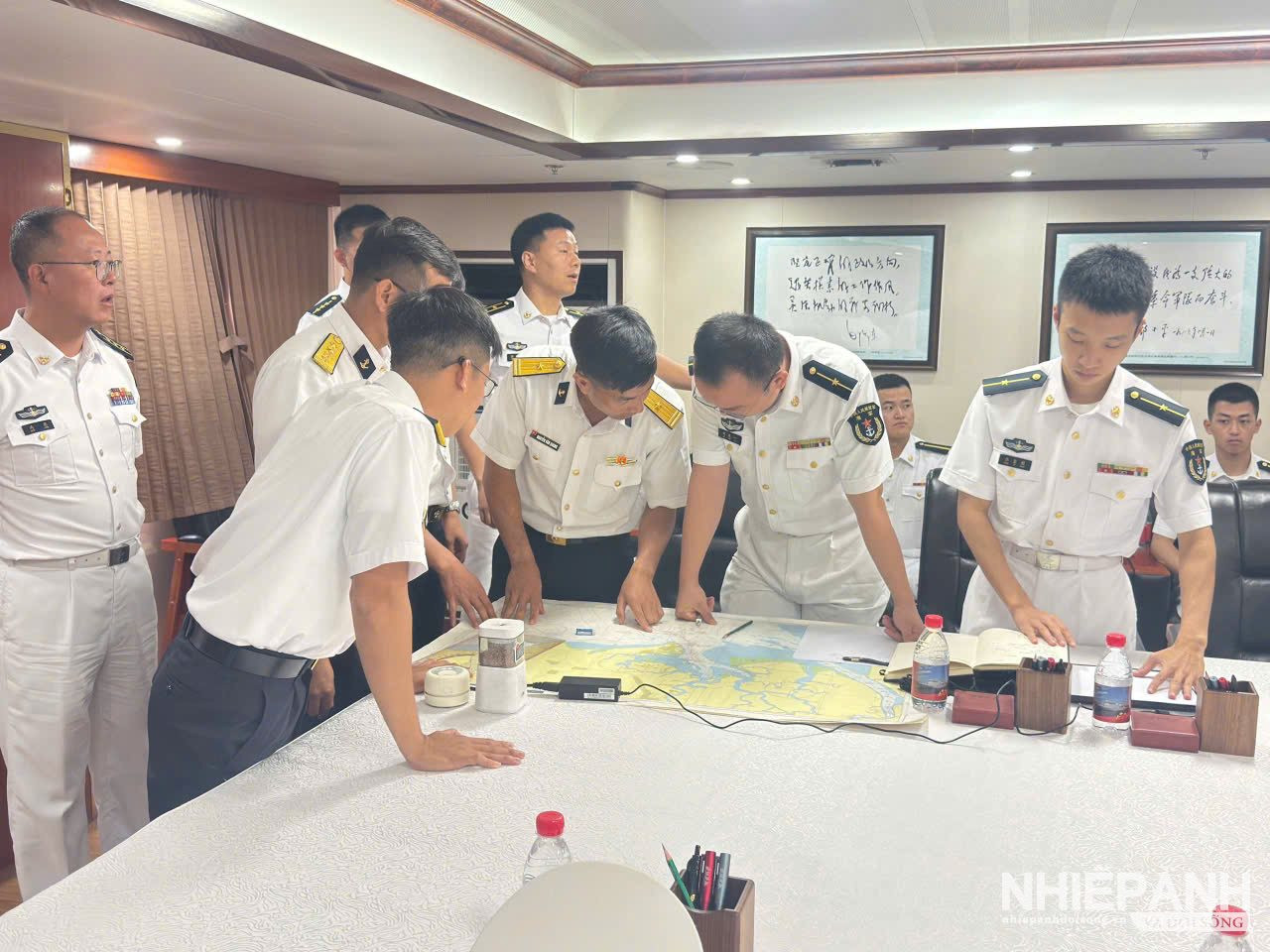 W_10.-trao-doi-thong-nhat-giua-nhom-si-quan-hai-quan-2-nuoc.jpg
