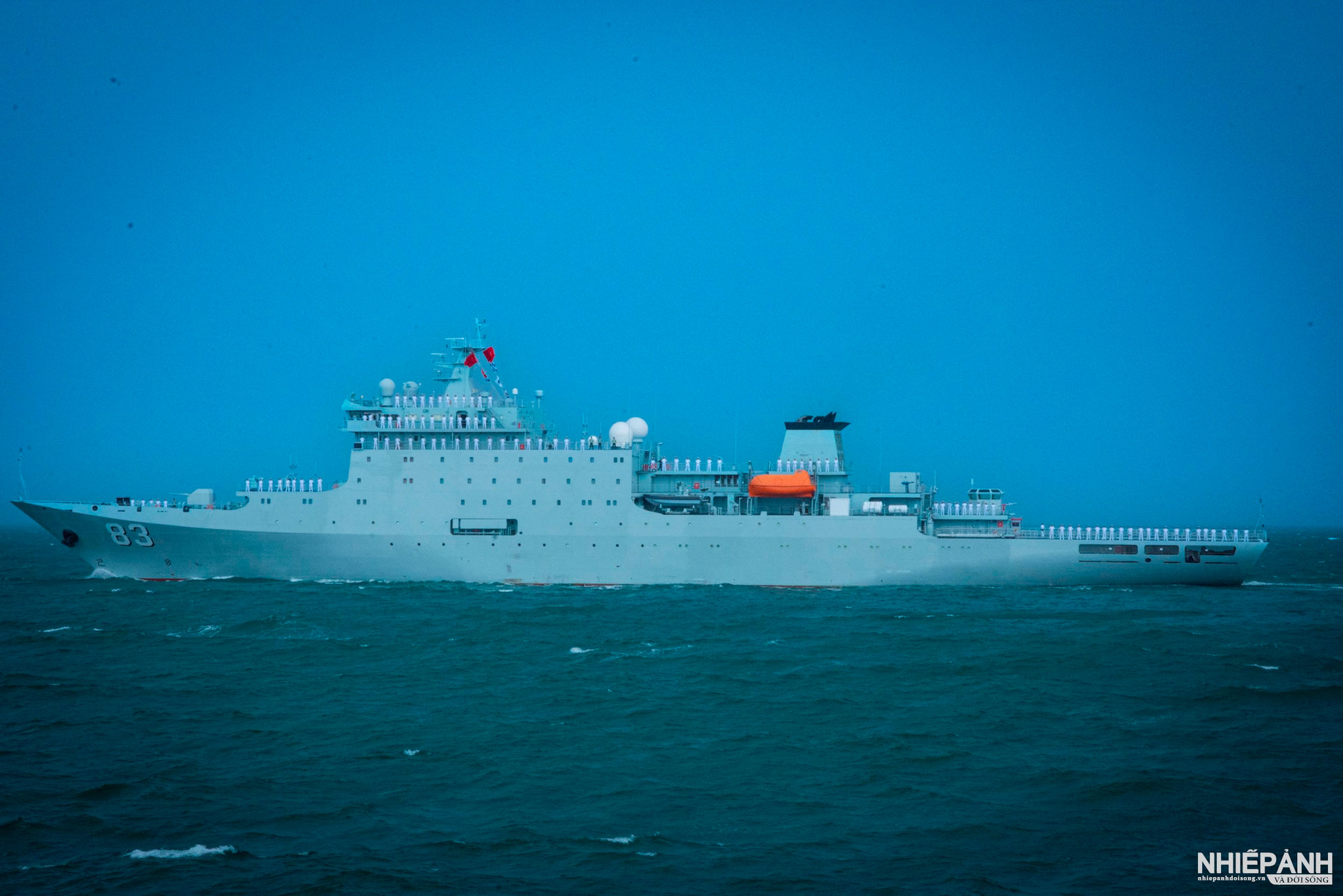 W_3.-tau-huan-luyen-83-thich-ke-quang-thuc-hien-nghi-thuc-chao-nhau-tren-bien.jpg