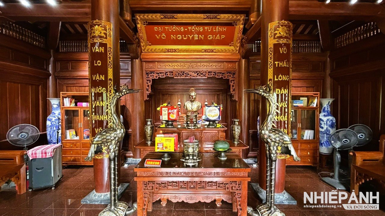 W_15.diem-nhan-cua-nha-tuong-niem-nam-o-gian-chinh-giua.-day-la-noi-tho-di-anh-dai-tuong.-hai-ben-la-gian-tho-la-hai-cau-doi-van-lo-viec-nuoc-van-thanh-vo-vo-thau-long-dan-vo-hoa-van.jpg