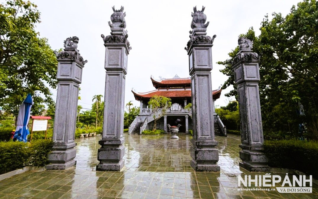 W_15.o-truoc-nha-tuong-niem-la-cong-tam-quan-lam-bang-da-tu-nhien-nguyen-khoi-2-tru-chinh-cao-6-2m-2-tru-phu-cao-4-9m..jpg
