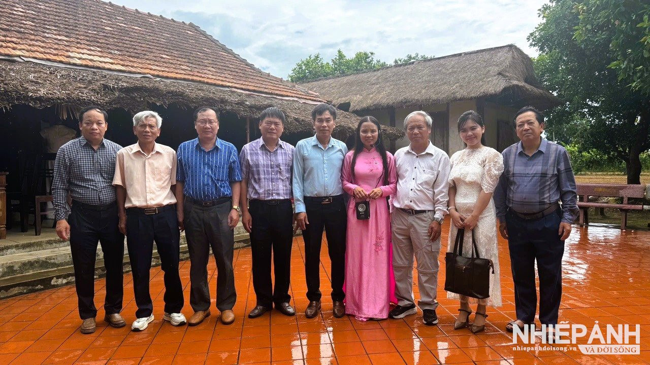 W_20-doan-cac-nha-bao-chup-anh-truoc-nha-luu-niem-dai-tuong-vo-nguyen-giap.jpg
