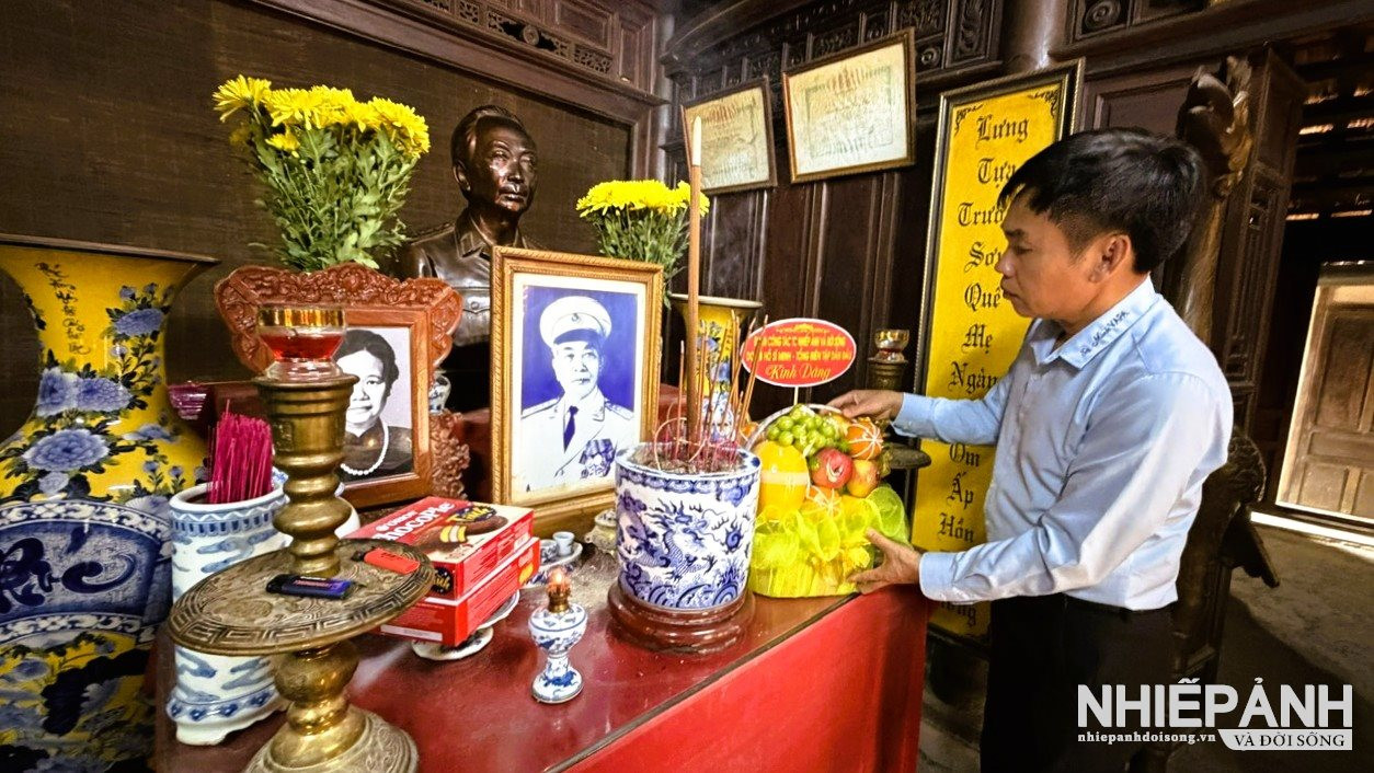 W_3-nha-bao-nsna-ho-si-minh-tong-bien-tap-tap-chi-nhiep-nahr-doi-song-dan-le-dang-huong-len-ban-tho-.jpg