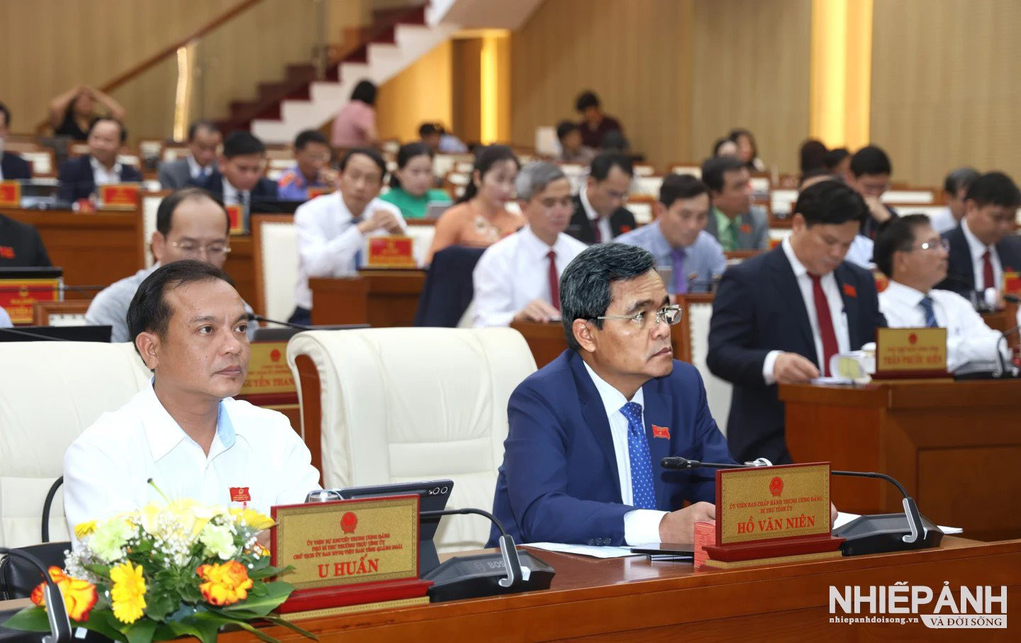 W_3.-dong-chi-ho-van-nien-uy-vien-trung-uong-dang-bi-thu-tinh-uy-ben-phai-anh-cung-cac-dai-bieu-du-ky-hop.ipg.jpg