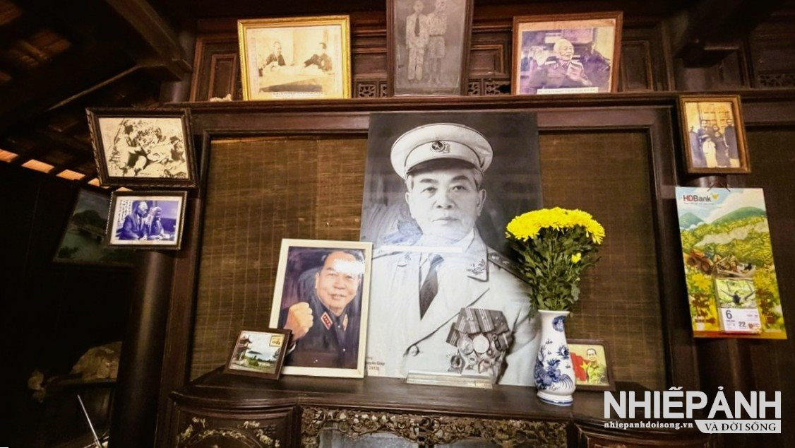 W_4.-ben-trong-nha-treo-mot-so-hinh-anh-tu-lieu-qui-cua-dai-tuong-vo-nguyen-giap.jpg