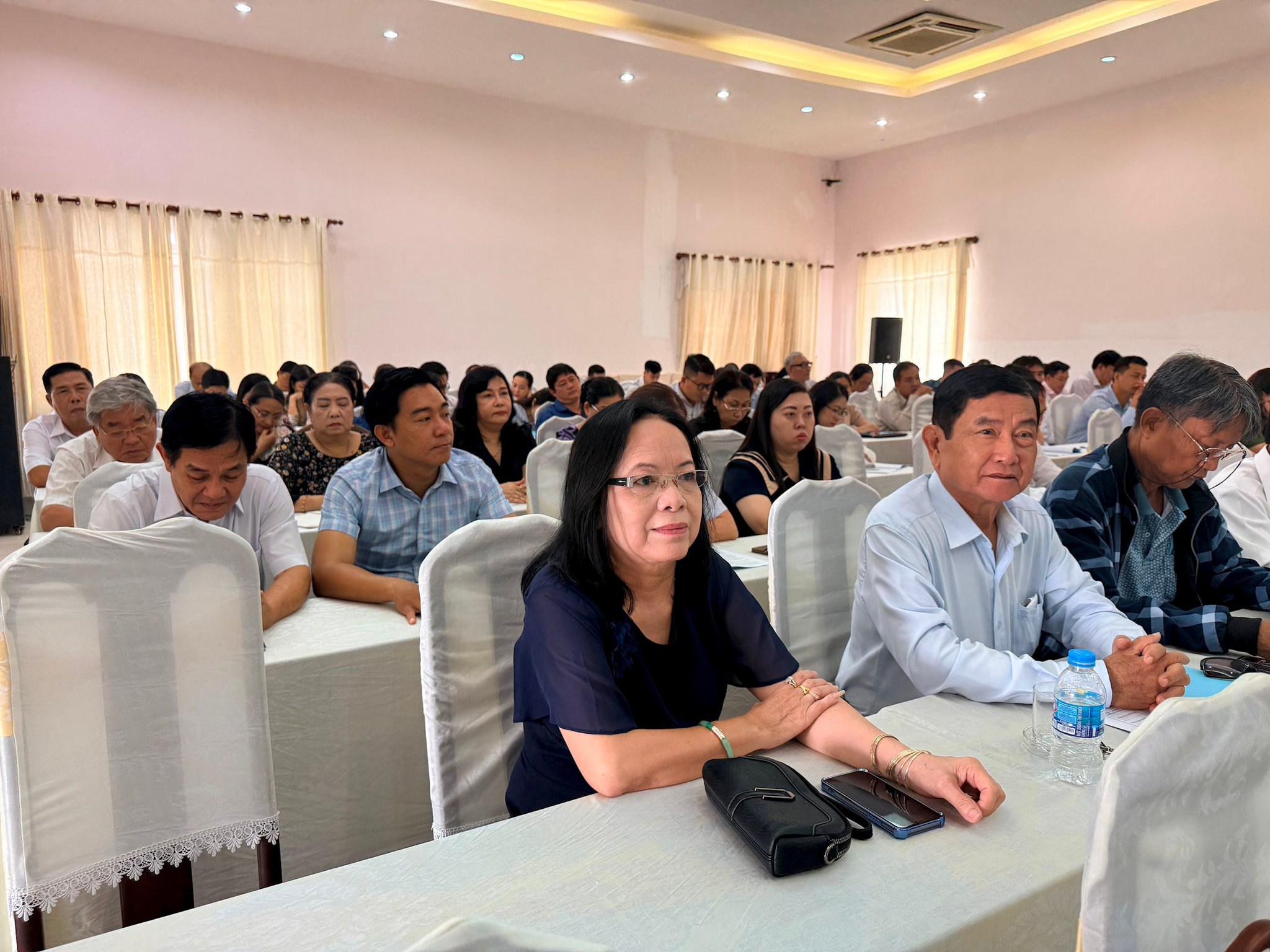 ba-duong-thi-thu-ha-bia-trai-pho-chu-tich-hoi-luat-gia-thanh-pho-can-tho-tham-du-buoi-hoi-nghi(1).jpg