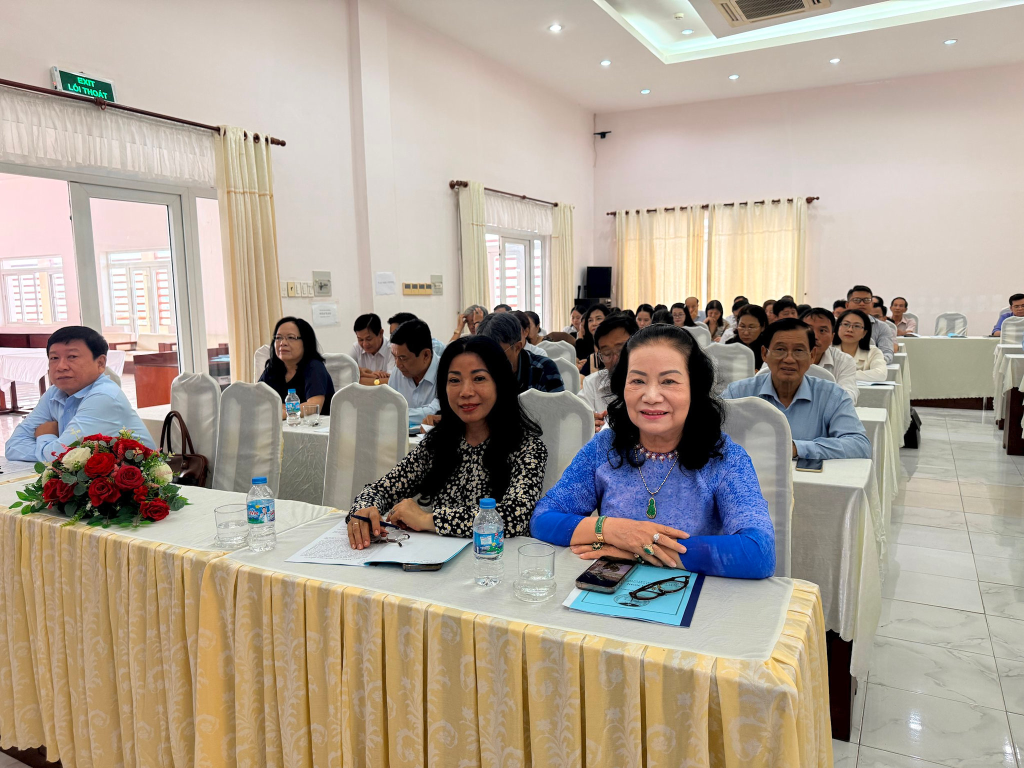 ba-nguyen-thuy-hang-bia-phai-chu-tich-hoi-luat-gia-thanh-pho-can-tho-tham-du-buoi-hoi-nghi(1).jpg