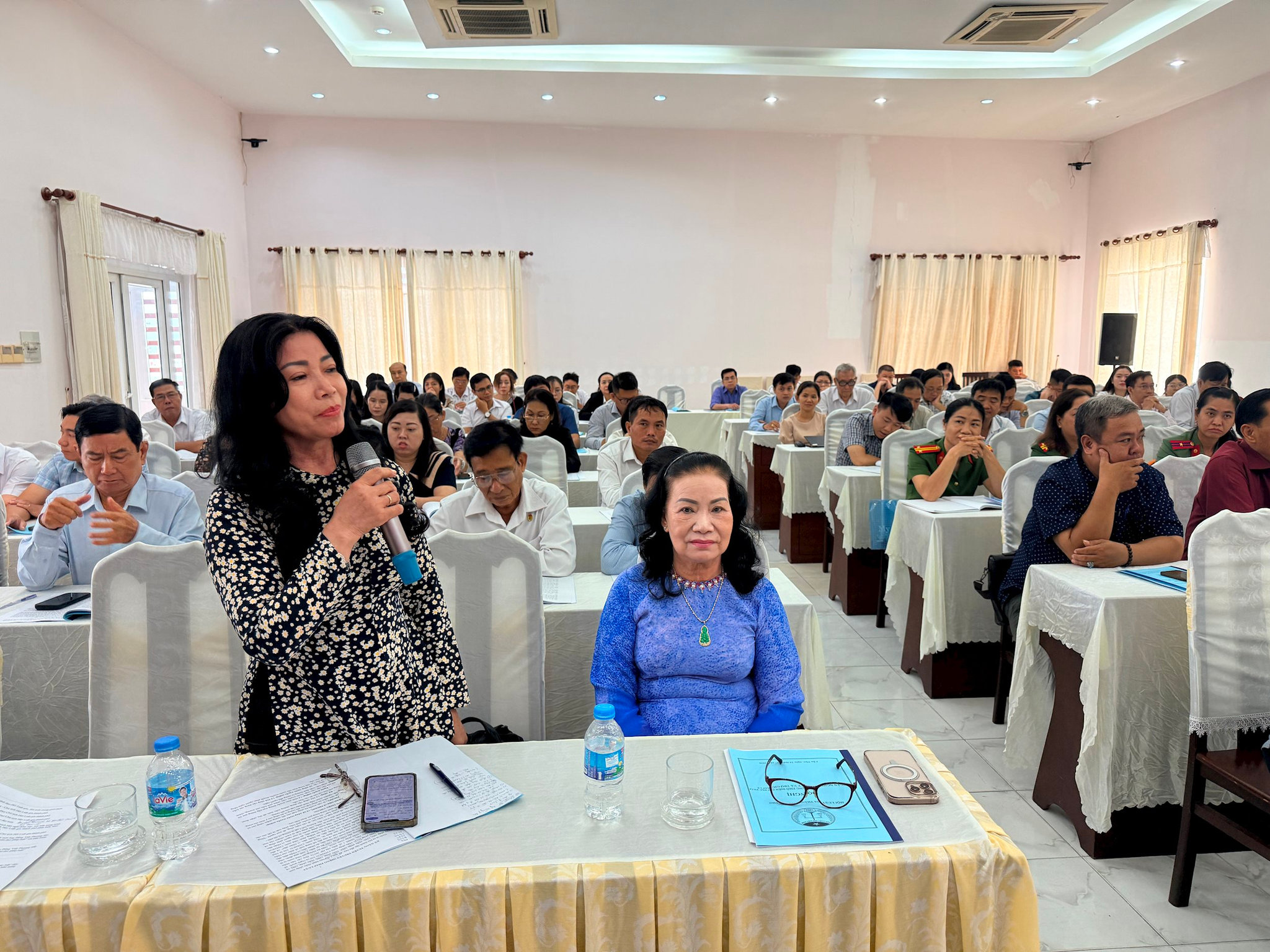 ba-tran-thi-xuan-nguyen-pho-giam-doc-so-giao-thong-van-tai-can-tho-thanh-vien-hoi-luat-gia-thanh-pho-can-tho-phat-bieu-y-kien-tai-buoi-hoi-nghi.jpg