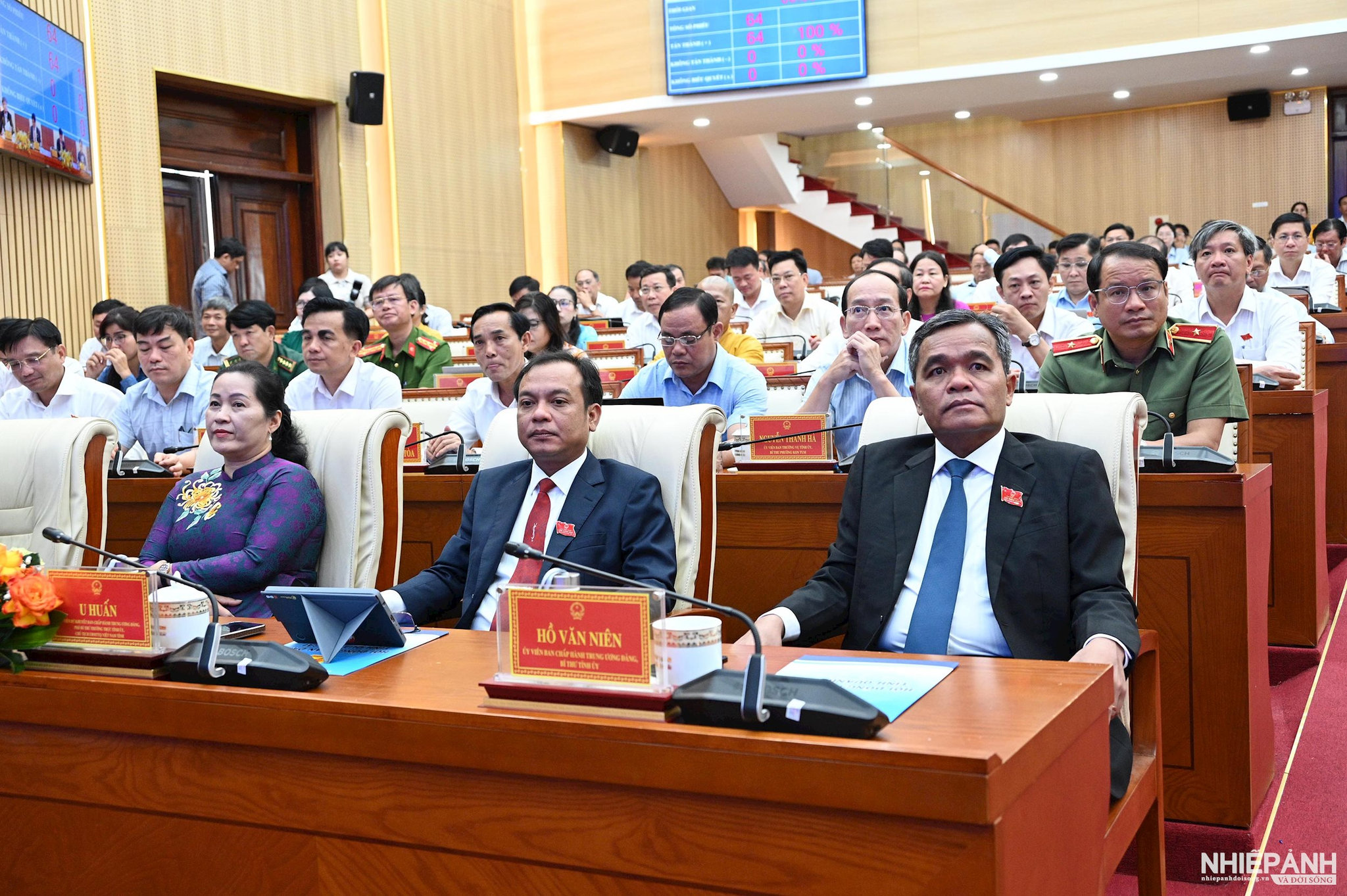 W_2.-dong-chi-ho-van-nien-uy-vien-tw-dang-bi-thu-tinh-uy-quang-ngai-cung-cac-dai-bieu-du-ky-hop.jpg