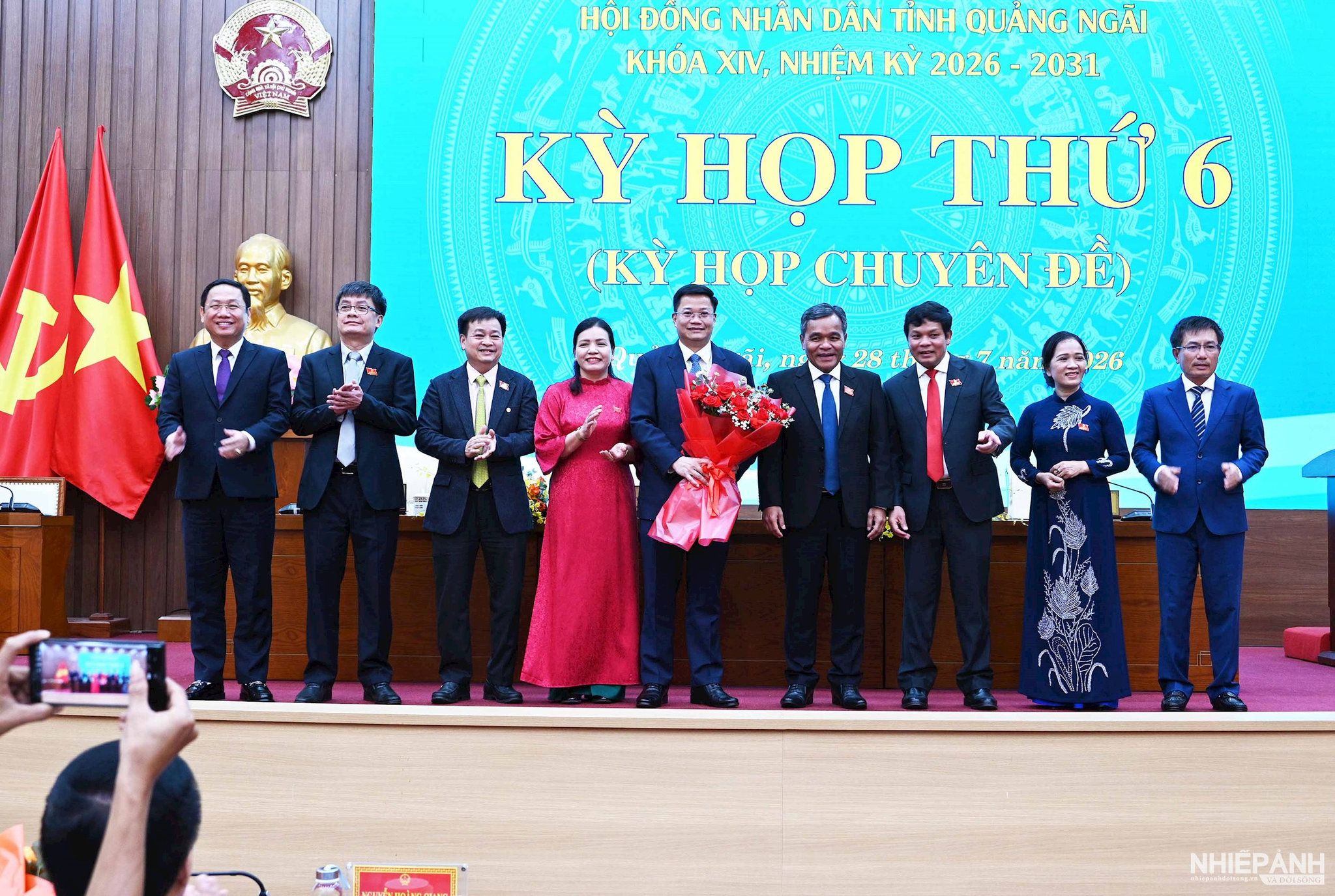 W_7.-cac-dong-chi-lanh-dao-tinh-uy-hdnd-ubnd-tinh-tang-hoa-chu-mung-tan-chu-tich-ubnd-tinh-quang-ngai-nguyen-duc-tam.jpg