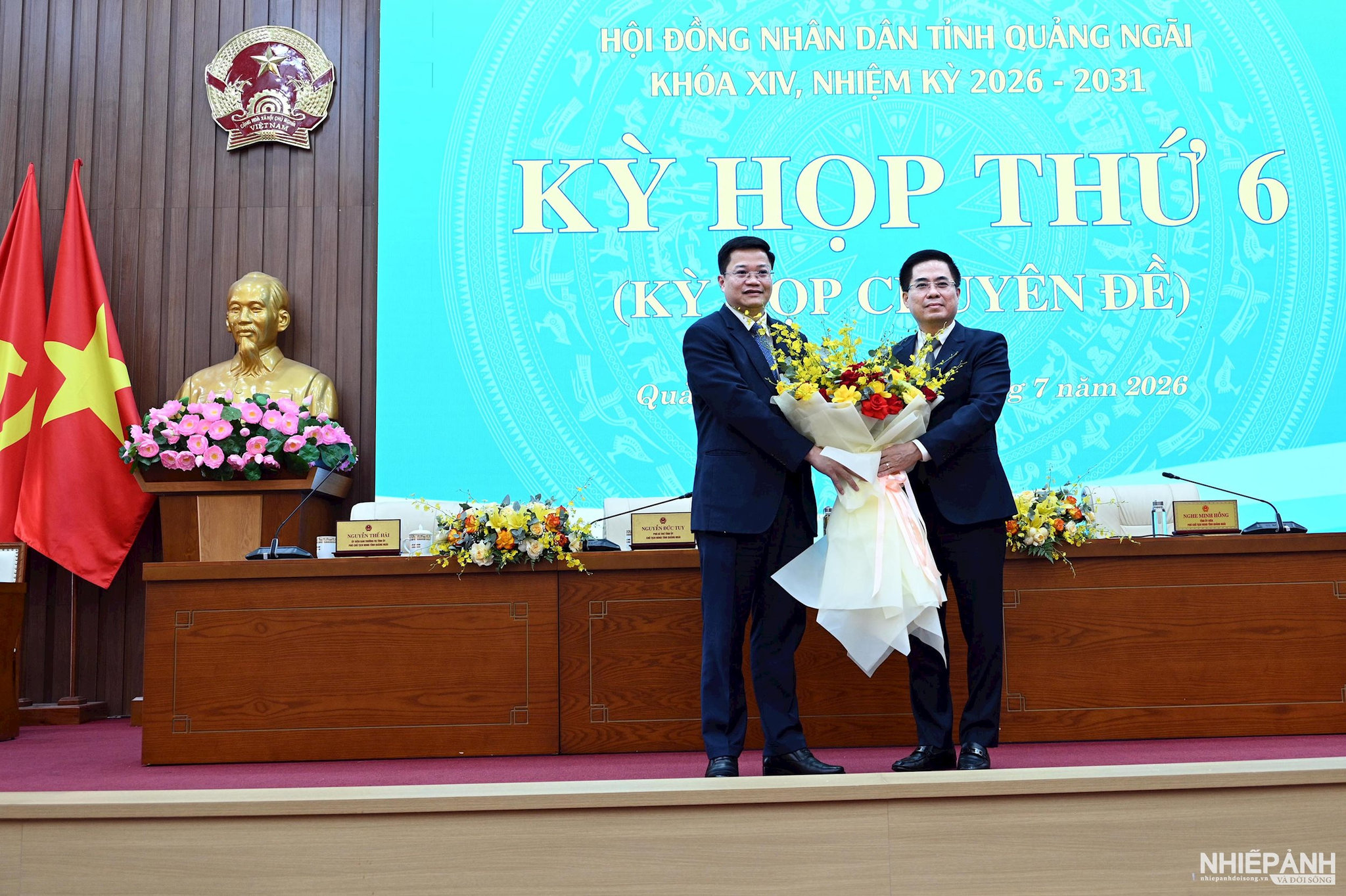 W_8.-ong-nguyen-hoang-giang-cuu-chu-tich-ubnd-tinh-pho-truong-ban...-tang-hoa-chuc-mung-tan-chu-tich-ubnd-tinh-quang-ngai-nguyen-duc-tam.jpg