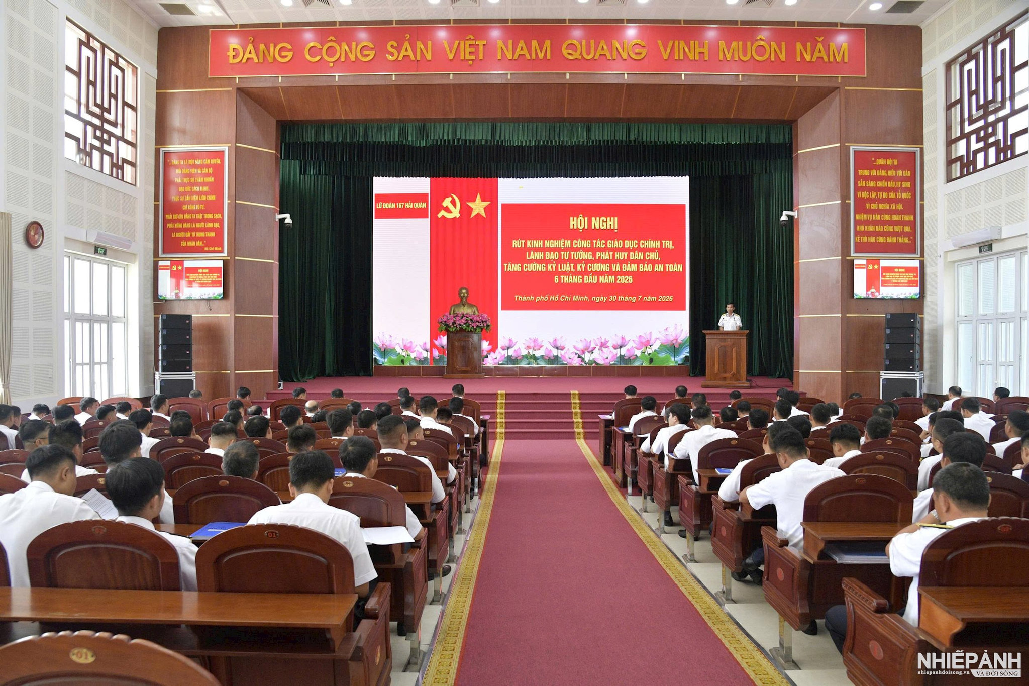 W_anh-4.-quang-canh-hoi-nghi.jpg