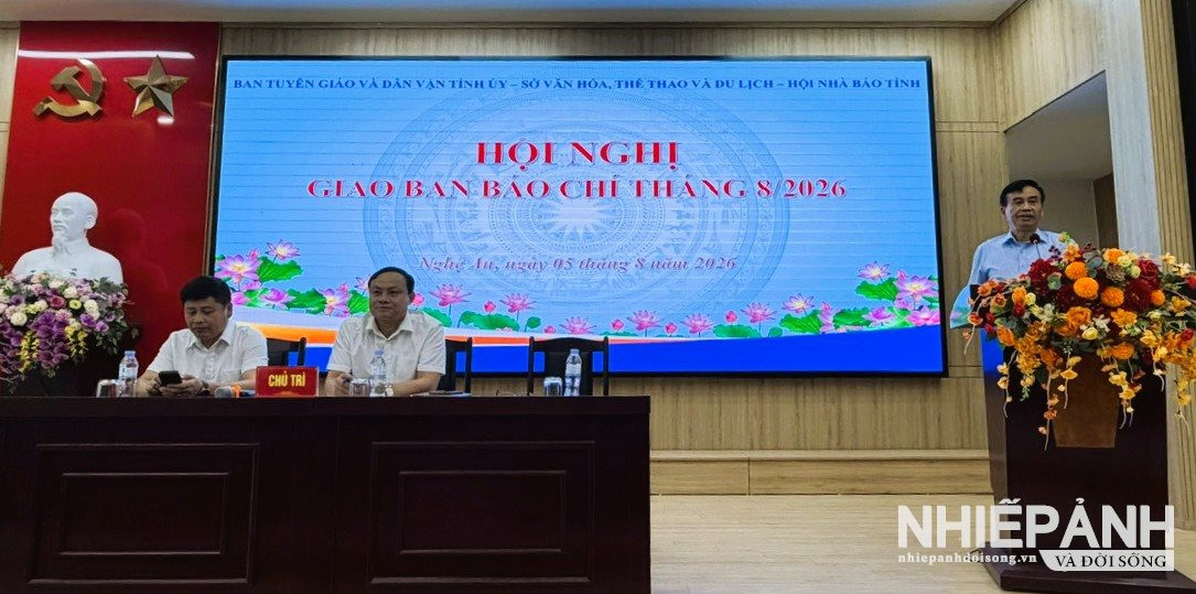 W_1.-cac-dong-chi-chu-tri-hoi-nghi-giao-ban-bao-chi-thang-8.jpg