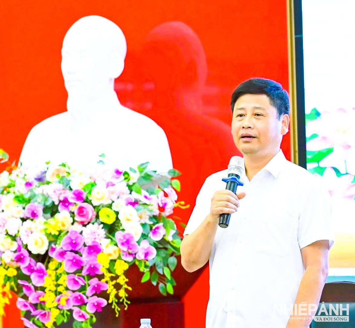 W_3.nha-bao-tran-minh-ngoc-uy-vien-bch-dang-bo-tinh-giam-doc-bao-va-phat-thanh-truyen-hinh-nghe-an-chu-tich-hoi-nha-bao-tinh-phat-bieu-tai-hoi-nghi..jpg