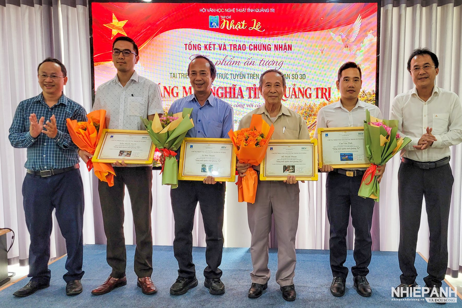 W_ban-to-chuc-trao-hoa-chung-nhan-va-phan-qua-cua-bidv-quang-tri-cho-cac-tac-gia-co-tac-pham-an-tuong-tai-trien-lam.jpg