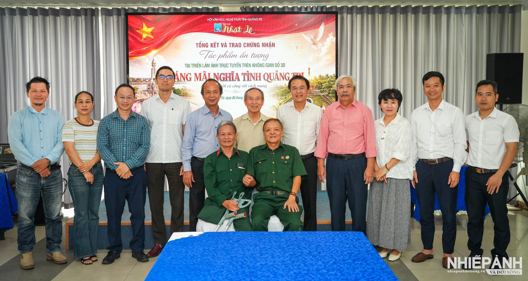 W_dai-bieu-va-cac-tac-gia-chup-hinh-luu-niem.jpg