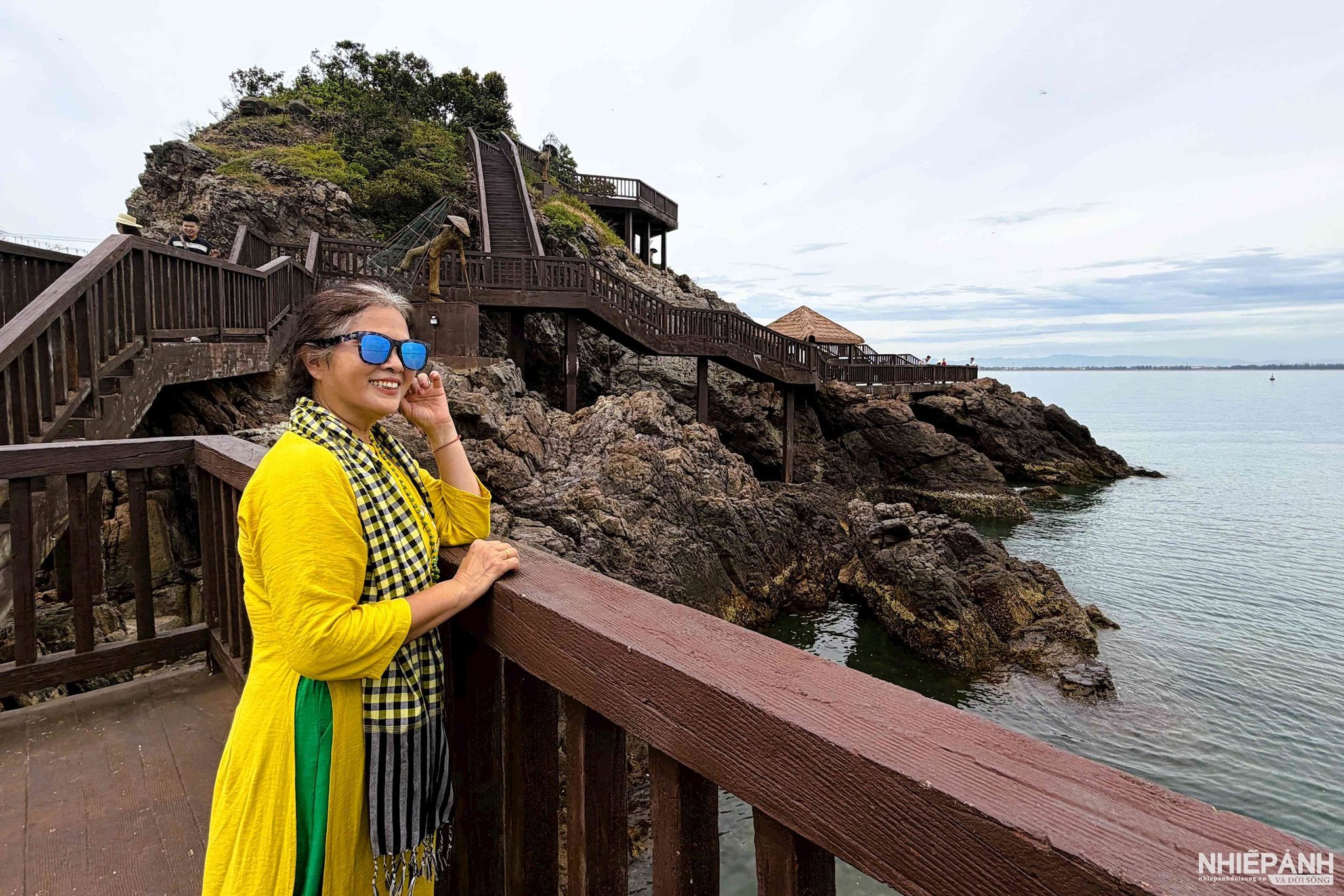 W_15.tren-dao-hon-ngu-ban-co-the-tan-huong-bai-bien-xinh-dep-hoac-check-in-tai-bai-soi-da-mau-sac-va-nhung-hang-phi-lao-xanh-mat.-2-.jpg