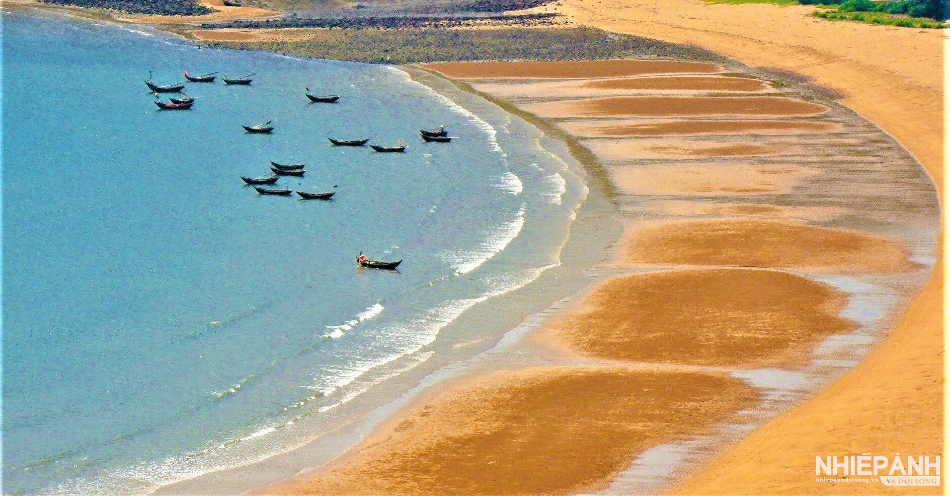 W_9.-du-khach-co-the-loi-bo-de-dam-chim-trong-khoanh-khac-bien-binh-yen-hiem-co-.jpg