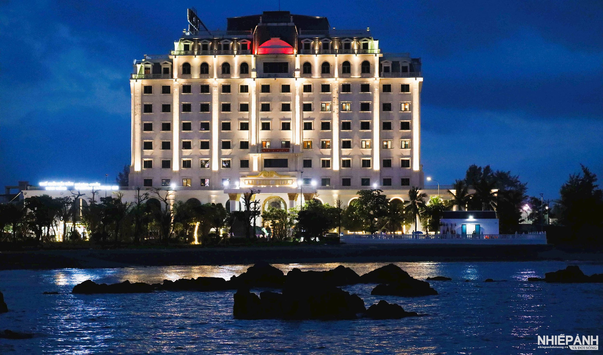 W_cong-ty-co-phan-song-ngu-son-nam-ngay-tren-bo-bien-cua-lo-co-bai-bien-rieng-be-boi-lon-1000-m2-khach-san-lan-chau-luxury-la-diem-nghi-duong-chan-ly-tuong-khong-gian-tinh-lang-yen-binh.-2-.jpg