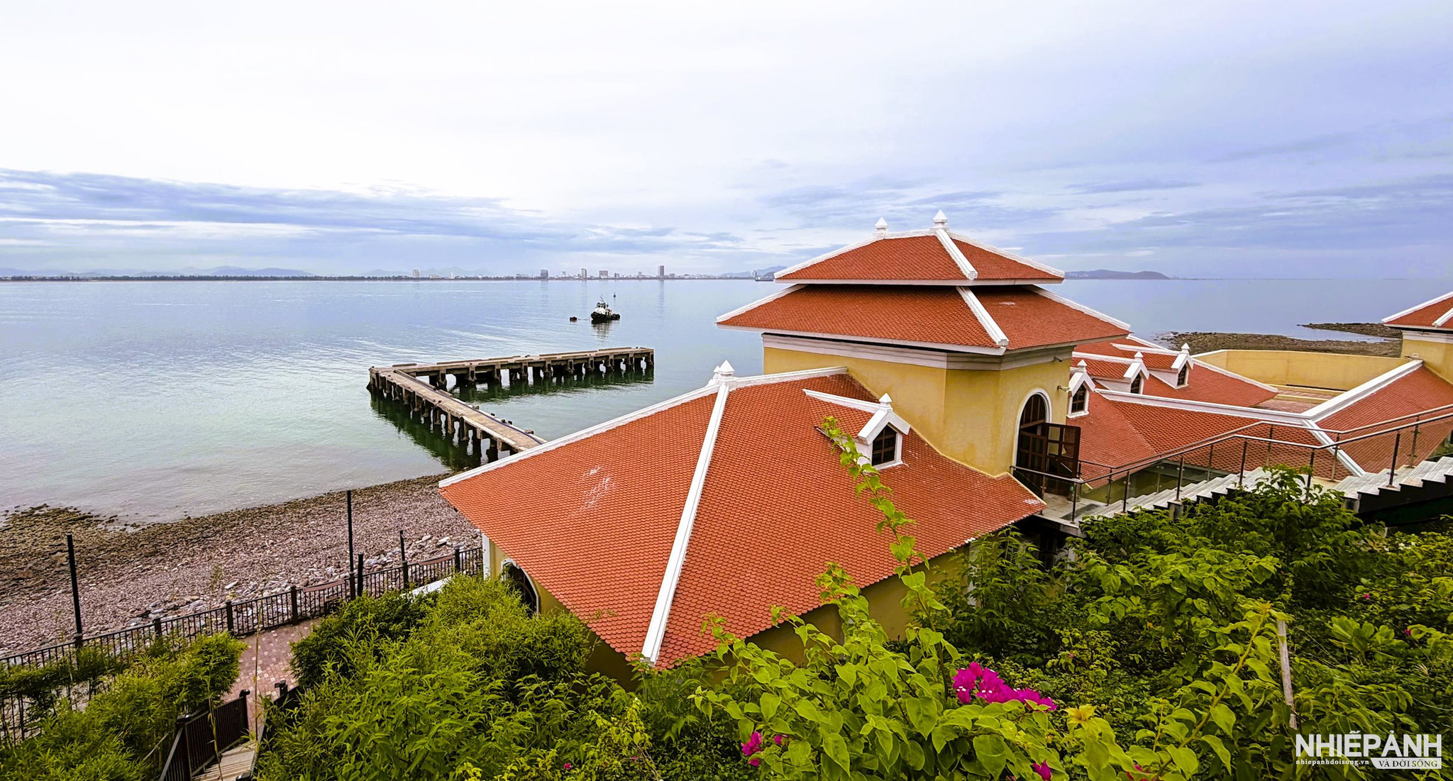 W_nha-hang-phu-quy.-nha-hang-vong-bien-nha-hang-cat-thuy-ly-tuong.jpg