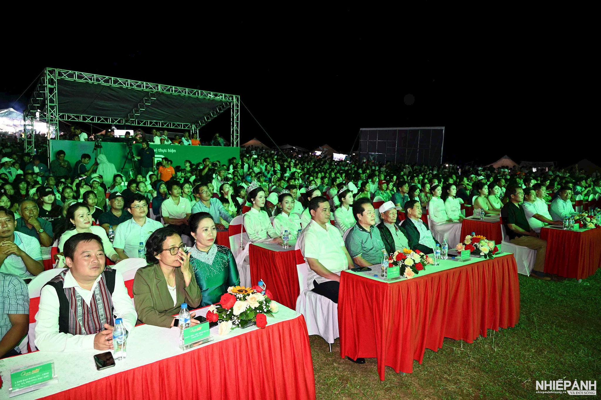 W_1a.-dsc_7993.-cac-dai-bieu-va-nhan-dan-xem-chuong-trinh-nghe-thuat.jpg