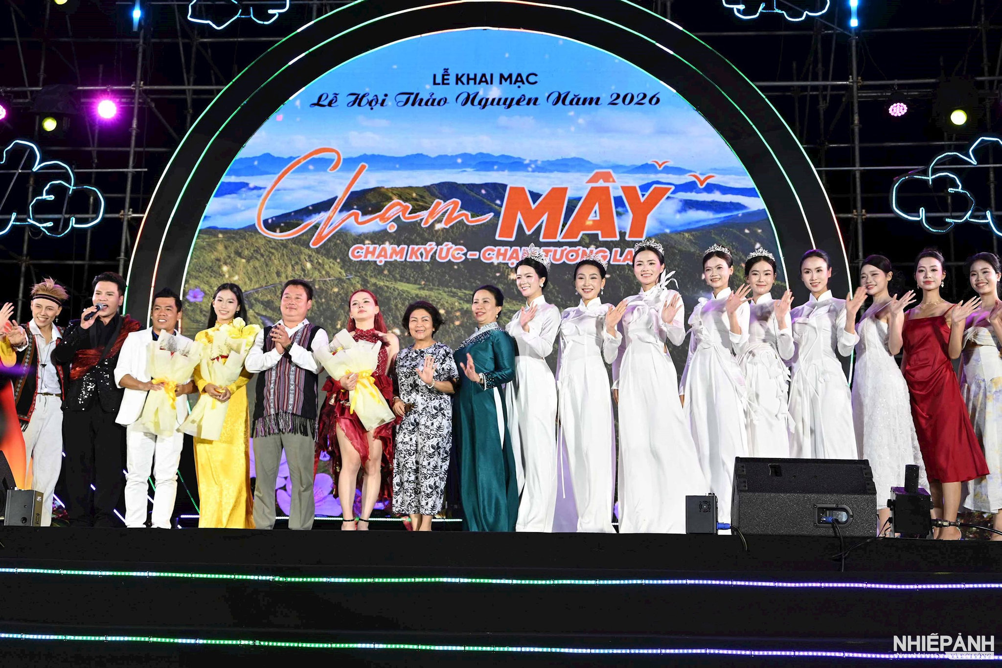 W_20.dsc_8568.-cac-dong-chi-lanh-dao-xa-dang-thuy-tram-tang-hoa-chup-anh-luu-niem-voi-cac-nghe-si-dai-su-le-hoi..jpg