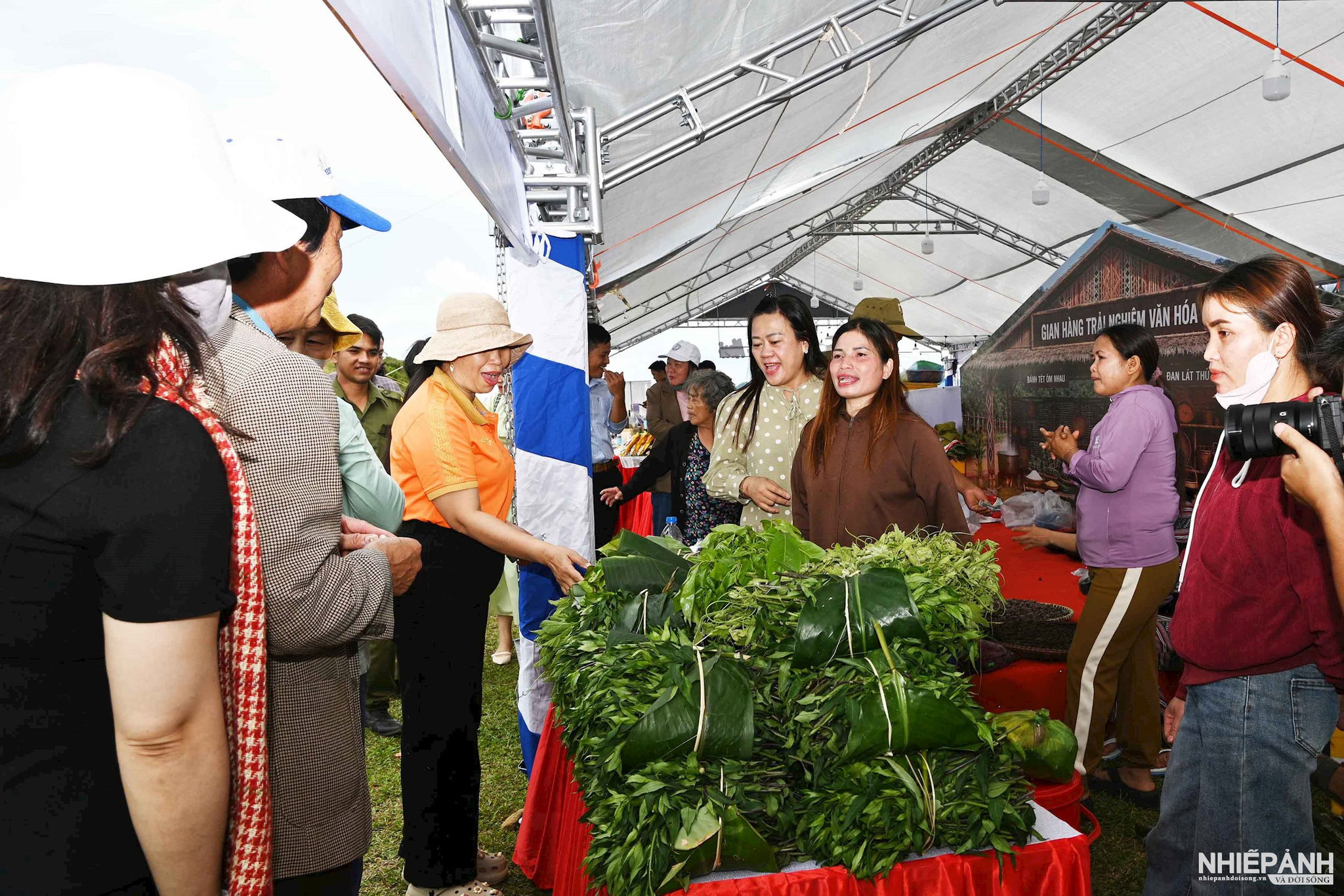 W_22.-dsc_7738.-cac-dai-bieu-tham-quan-mua-hang-tai-cac-quay-hang-dia-phuong.jpg