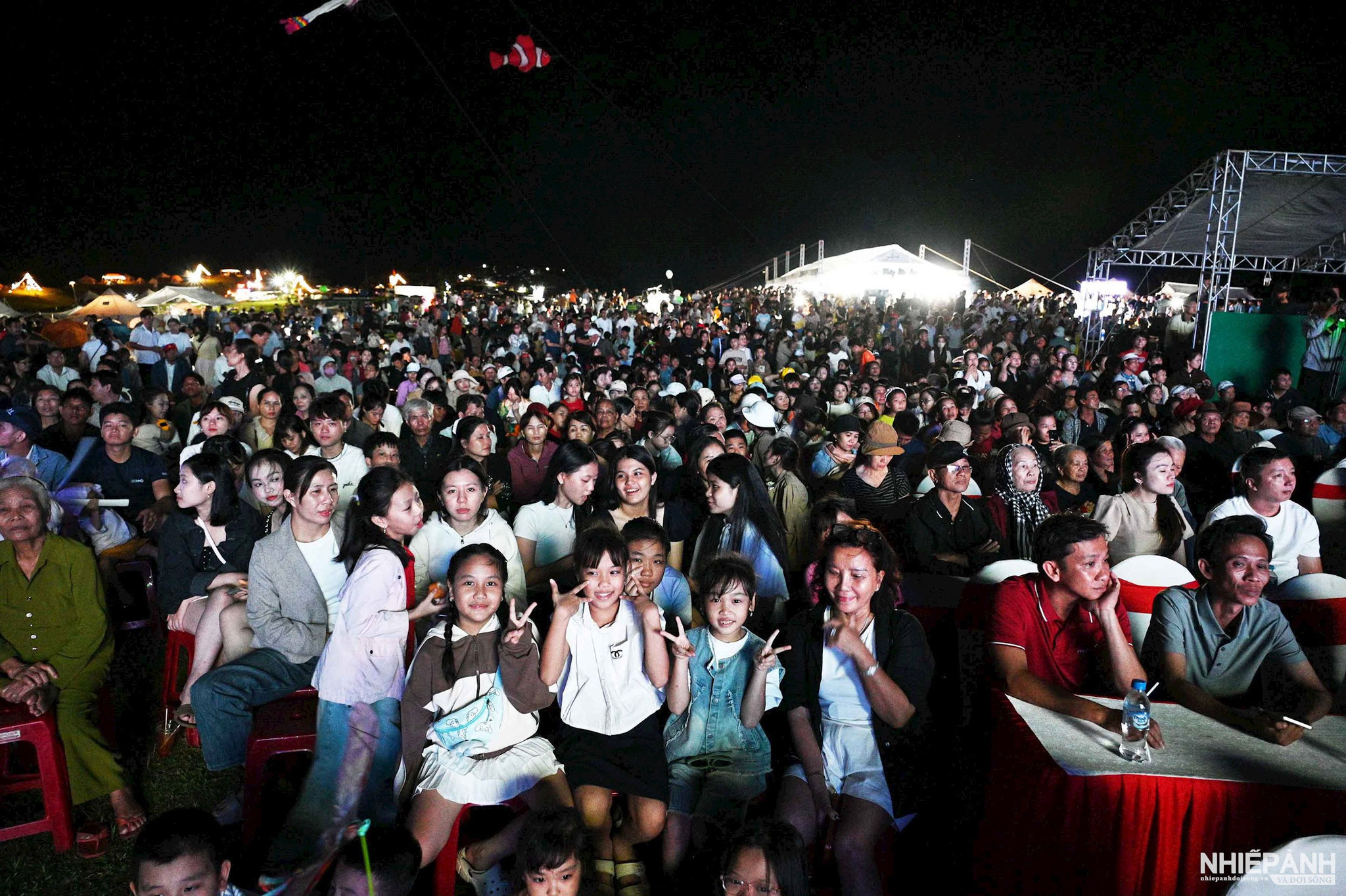 W_3a.-dsc_7922.-nhan-dan-dia-phuong-va-du-khach-xem-chuong-trinh-nghe-thuat.jpg