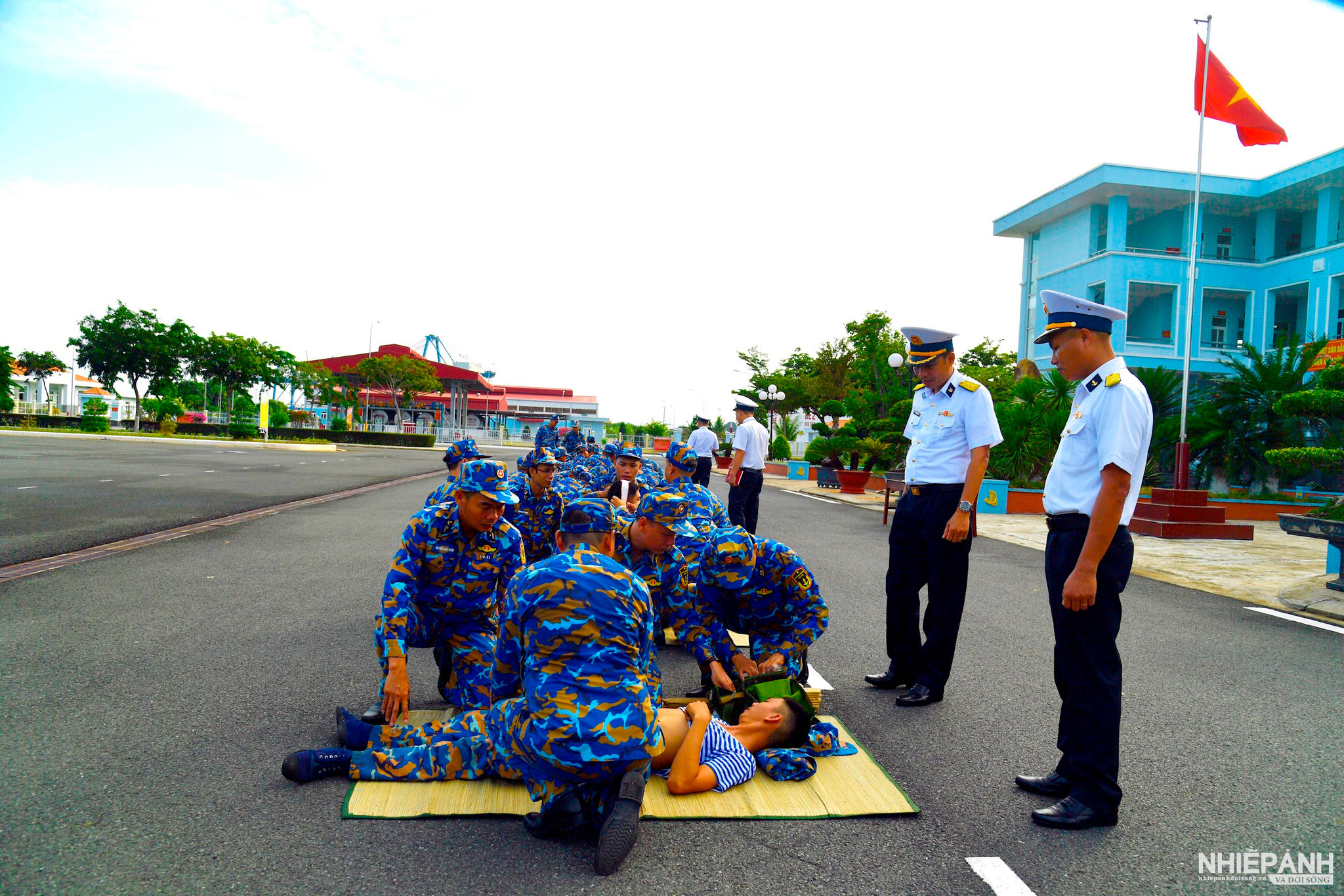 W_2.-phan-thi-cap-cuu-thuong-binh.jpg
