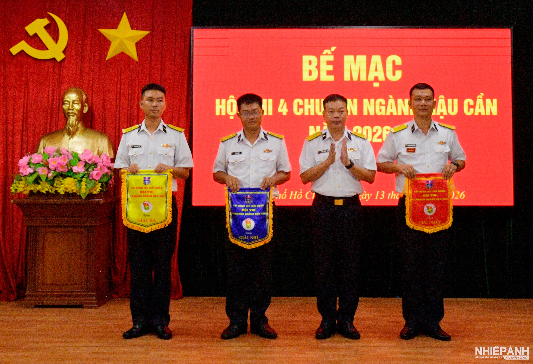 W_5.-dong-chi-lu-doan-truong-trao-thuong-cho-cac-tap-the-dat-thanh-tich-tot.jpg