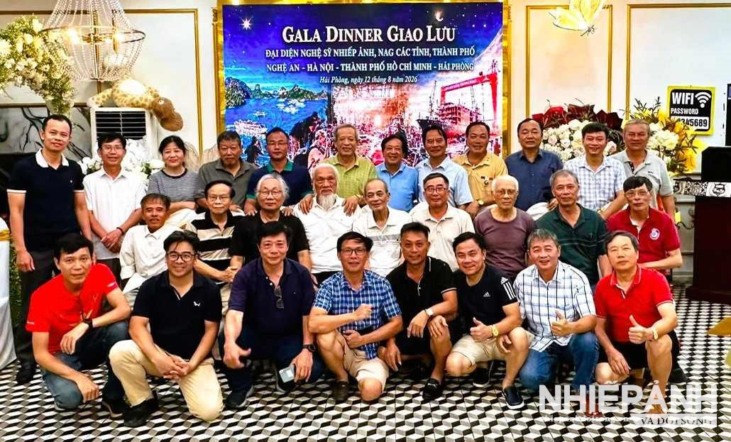 W_cac-nsna-nghe-an-va-hai-phong-chup-anh-luu-niem-tai-dem-gala-giao-luu-ket-noi-huu-nghi_3.jpg