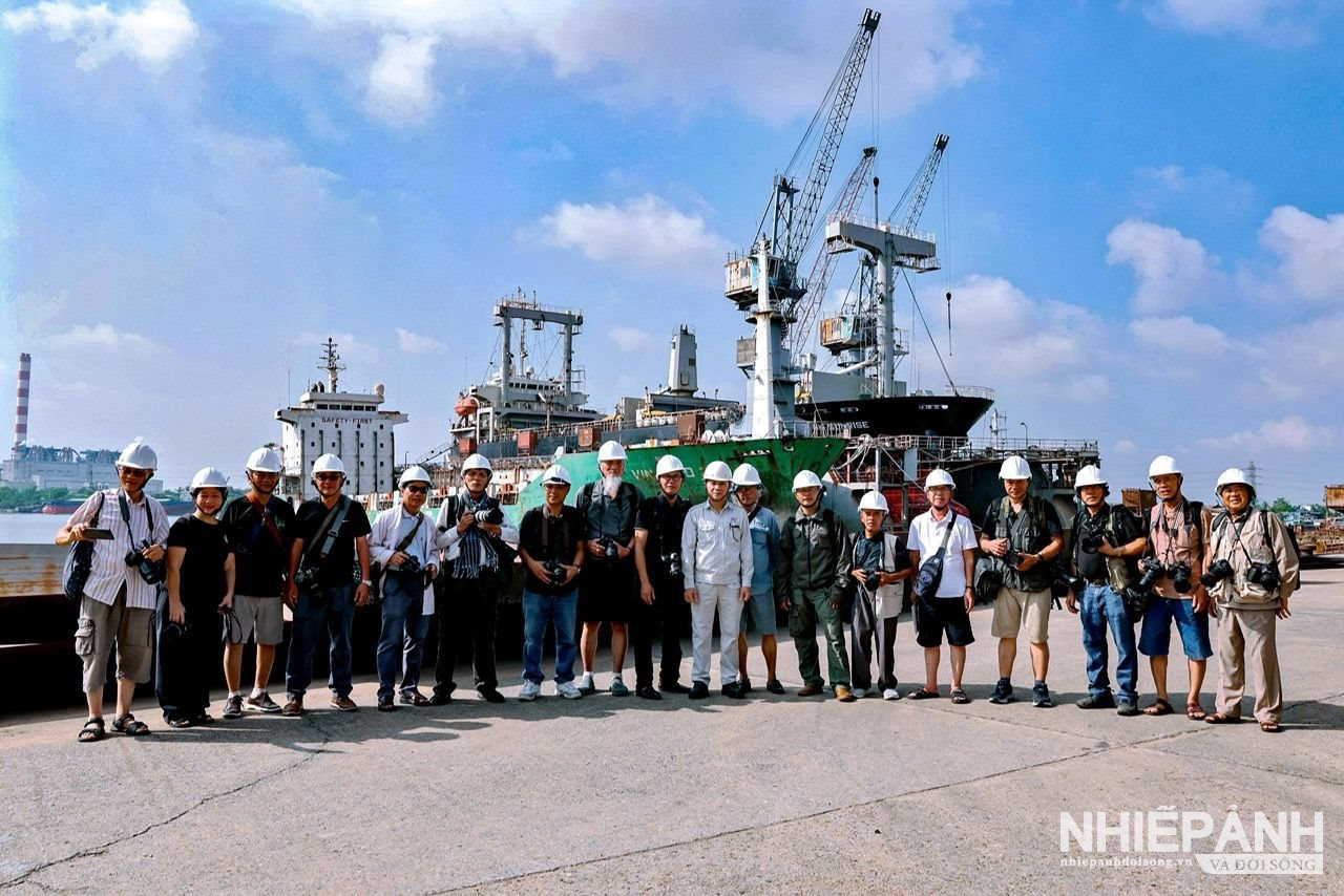 W_doan-cac-nsna-nghe-an-hai-phong-ha-noi-tp-ho-chi-minh-chup-anh-luu-niemj-tai-cong-ty-dong-tau-pha-rung-hai-phong-.jpg