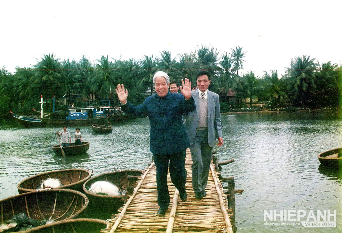 W_16-tong-bi-thu-do-muoi-vay-tay-chao-can-bo-va-nhan-dan-xa-binh-thuan-khi-qua-cau-tre-di-thi-sat-ven-bien.-anh-nguyen-dang-lam.jpg