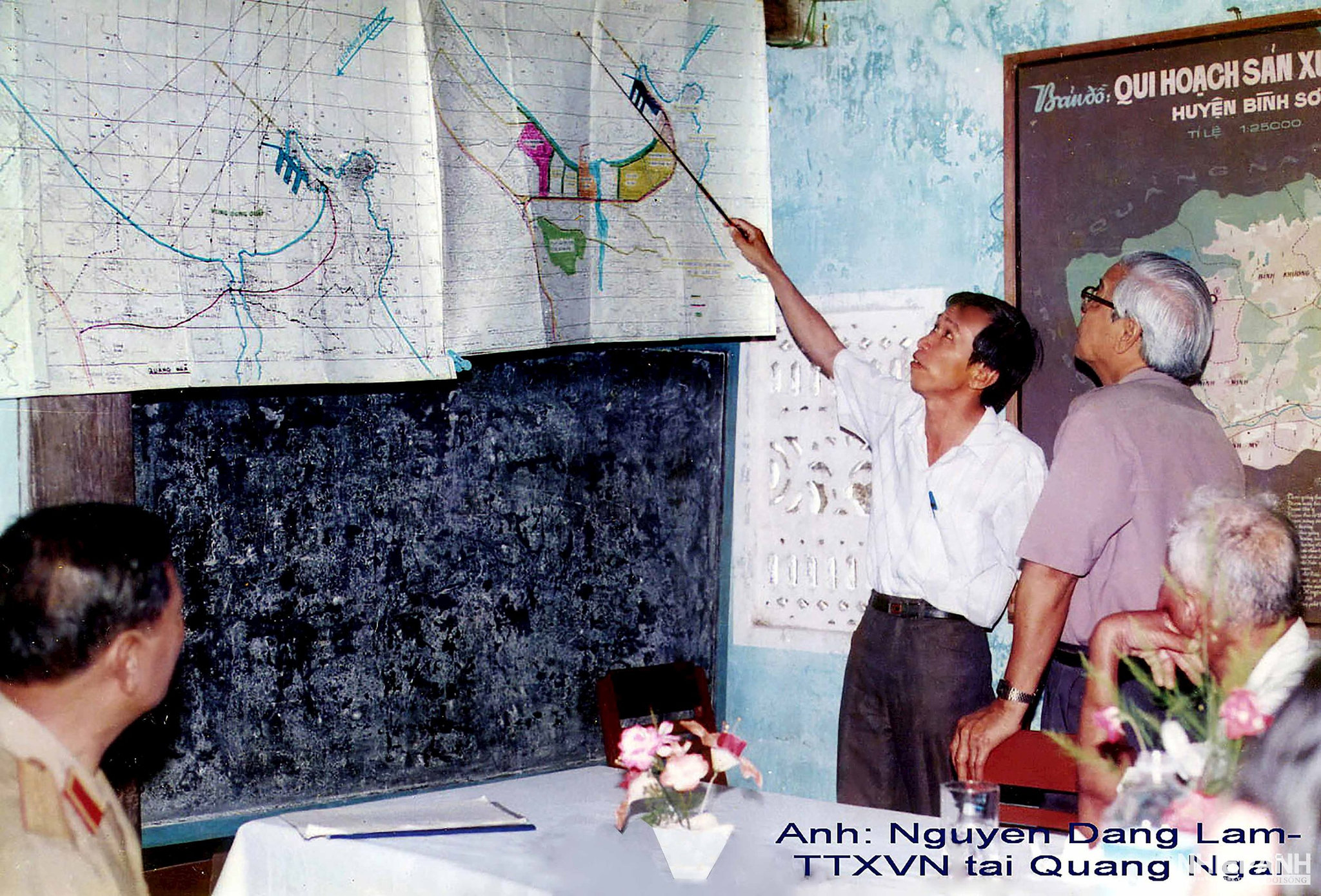 W_16a-thu-tuong-vo-van-kiet-nghe-ts-truong-dinh-hien-bao-cao-ve-vinh-nuoc-sau-dung-quat-tai-xa-binh-thanh-binh-son-ngay-19-9-1994-anh-nguyen-dang-lam.jpg