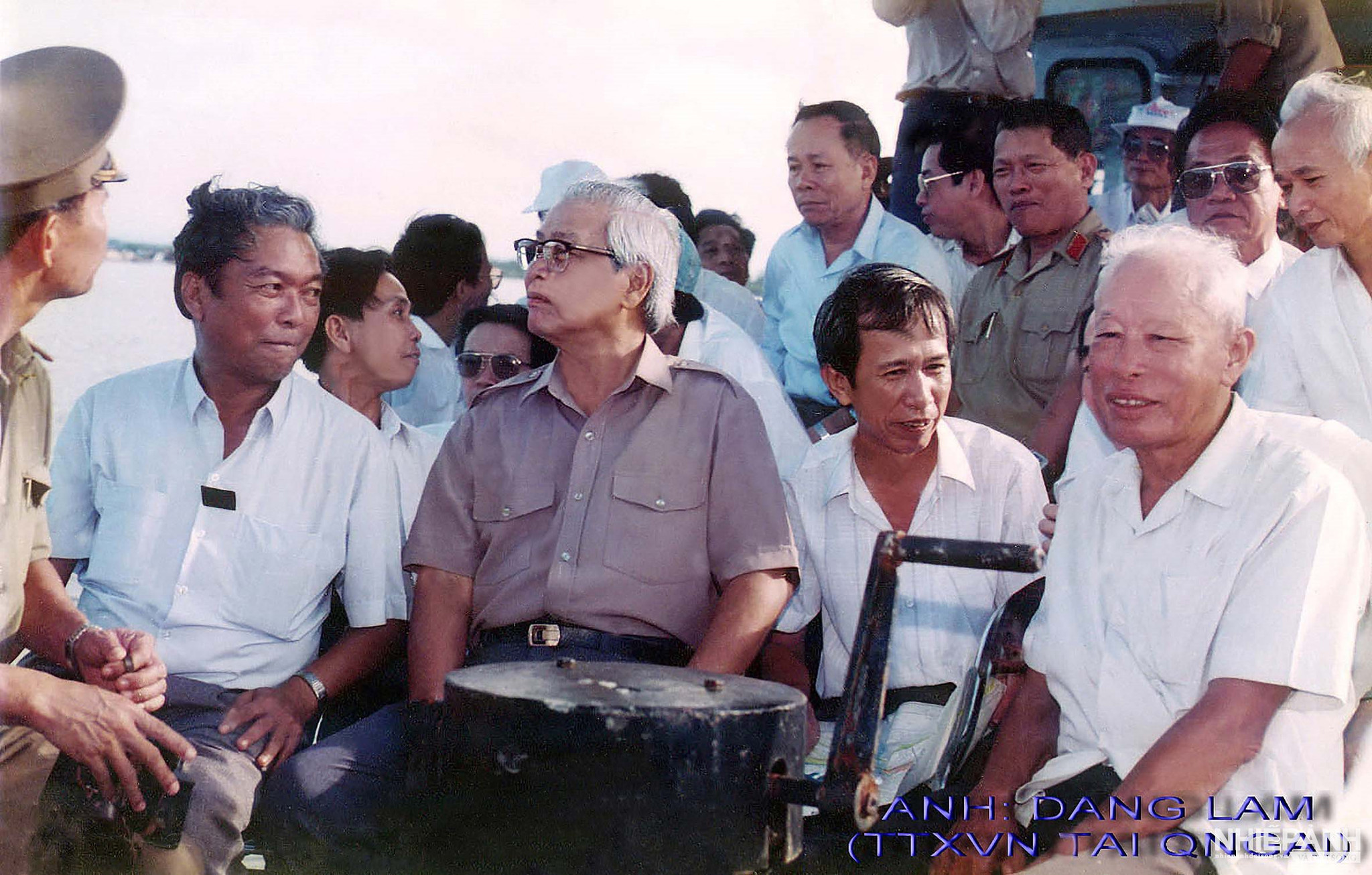 W_17-ttg-vo-van-kiet-thi-sat-khu-vuc-dinh-xay-dung-cang-bien-nuoc-sau-dung-quat-7-1995.-anh-nguyen-dang-lam..jpg