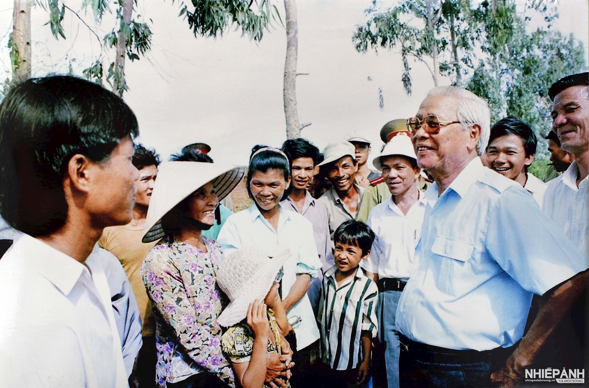 W_19.-ttg-vo-van-kiet-tham-noi-chuyen-than-mat-voi-nhan-dan-van-tuong-xa-binh-hai-huyen-binh-son-29-7-1995.-anh-nguyen-dang-lam..jpg