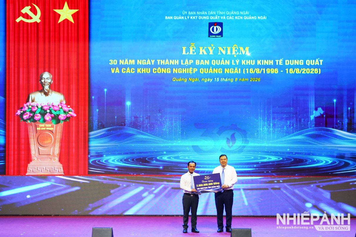 W_7.-pho-thu-tuong-thuong-truc-chinh-phu-pham-gia-tuc-trao-bang-tuong-trung-ho-tro-2-ty-dong-cua-chinh-phu-cho-uy-ban-mat-tran-to-quoc-viet-nam-tinh-quang-ngai..jpg