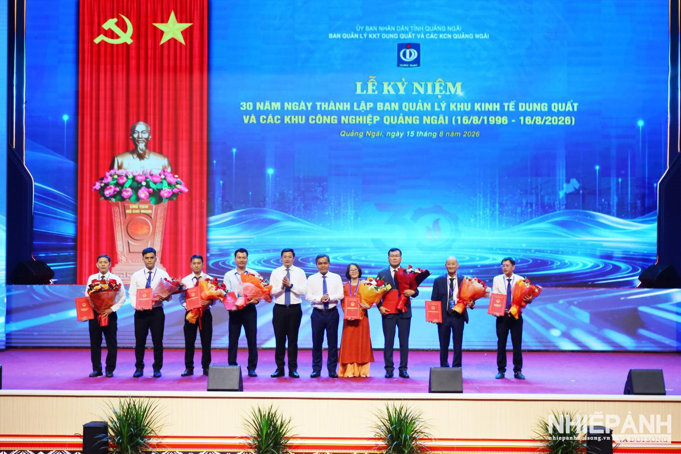 W_8.lanh-dao-tinh-quang-ngai-trao-giay-chung-nhan-dang-ky-dau-tu-cho-cac-don-vi..jpg