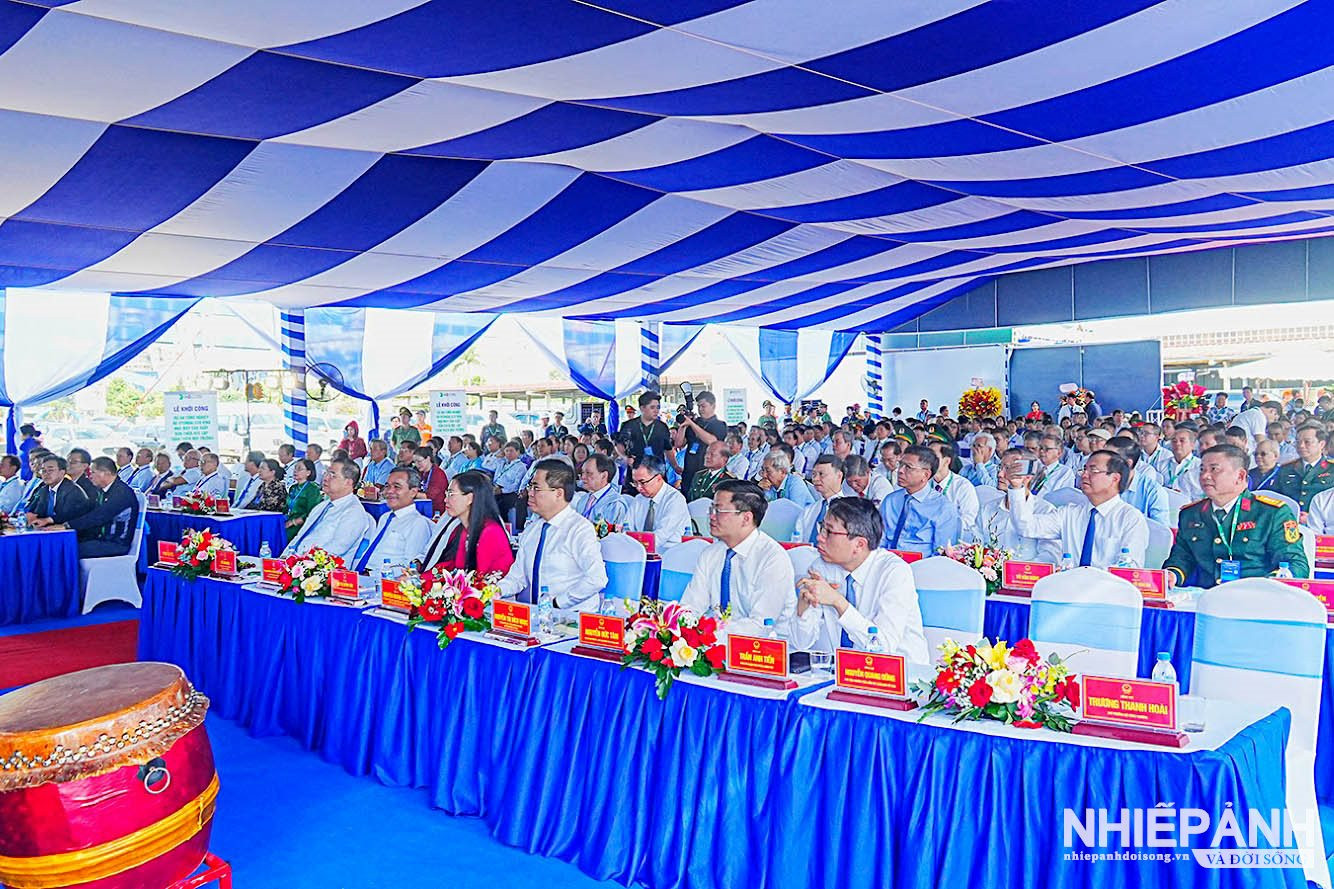 W_1.cac-dong-chi-lanh-dao-trung-uong-lanh-dao-tinh-quang-ngai-cac-doi-tac-va-khach-hang-trong-va-ngoai-nuoc-tham-du-le-khoi-cong..jpg