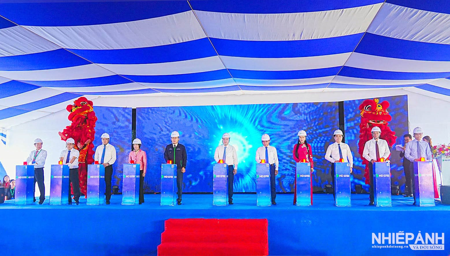 W_4.-cac-dong-chi-lanh-dao-trung-uong-tinh-va-chu-dau-tu-thuc-hien-nghi-thuc-nhan-nut-khoi-cong-du-an..jpg