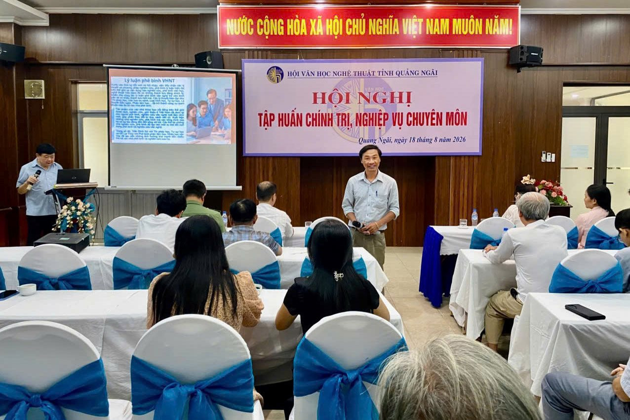 nha-van-dinh-su-giang-chu-tich-hoi-vhnt-tinh-phat-bieu-tai-lop-boi-duong.jpg