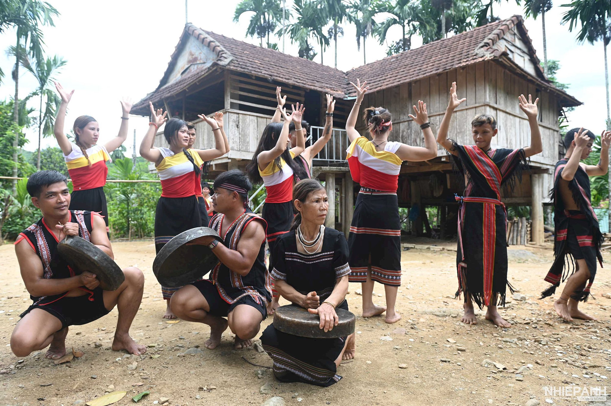 W_12.-doi-van-nghe-thon-ka-nang-xa-son-tay-ha-bieu-dien-cong-chieng-ben-nha-san.jpg