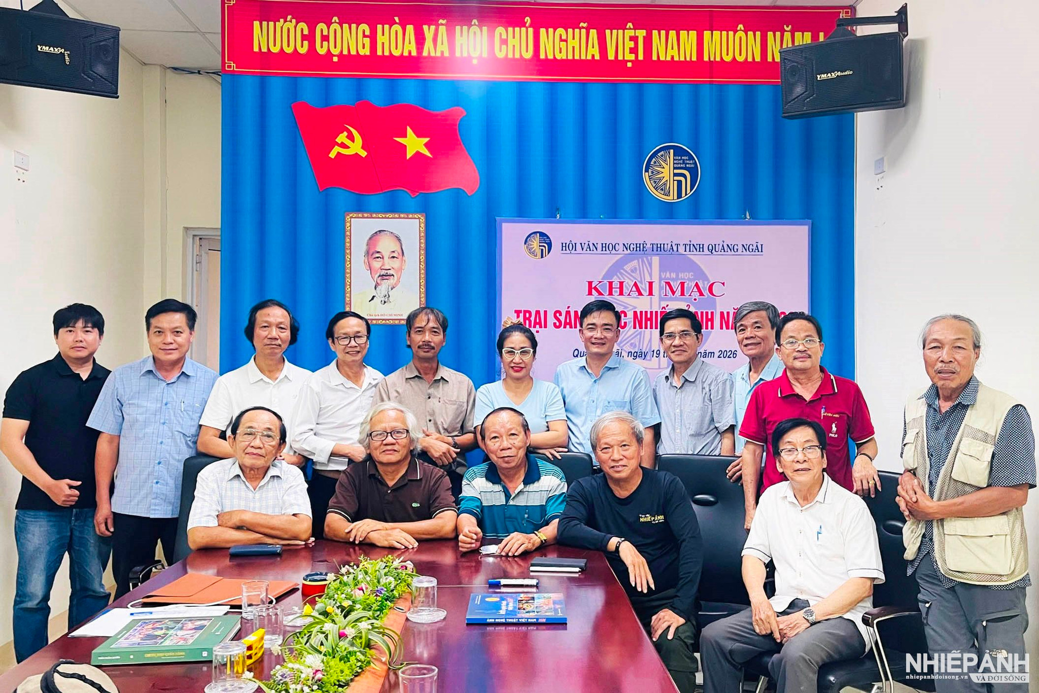 W_5.-nsna-tran-nhan-quyen-chup-anh-luu-niem-voi-cac-hoi-vien-nhiep-anh-sau-khi-giang-4-chuyen-de..jpg