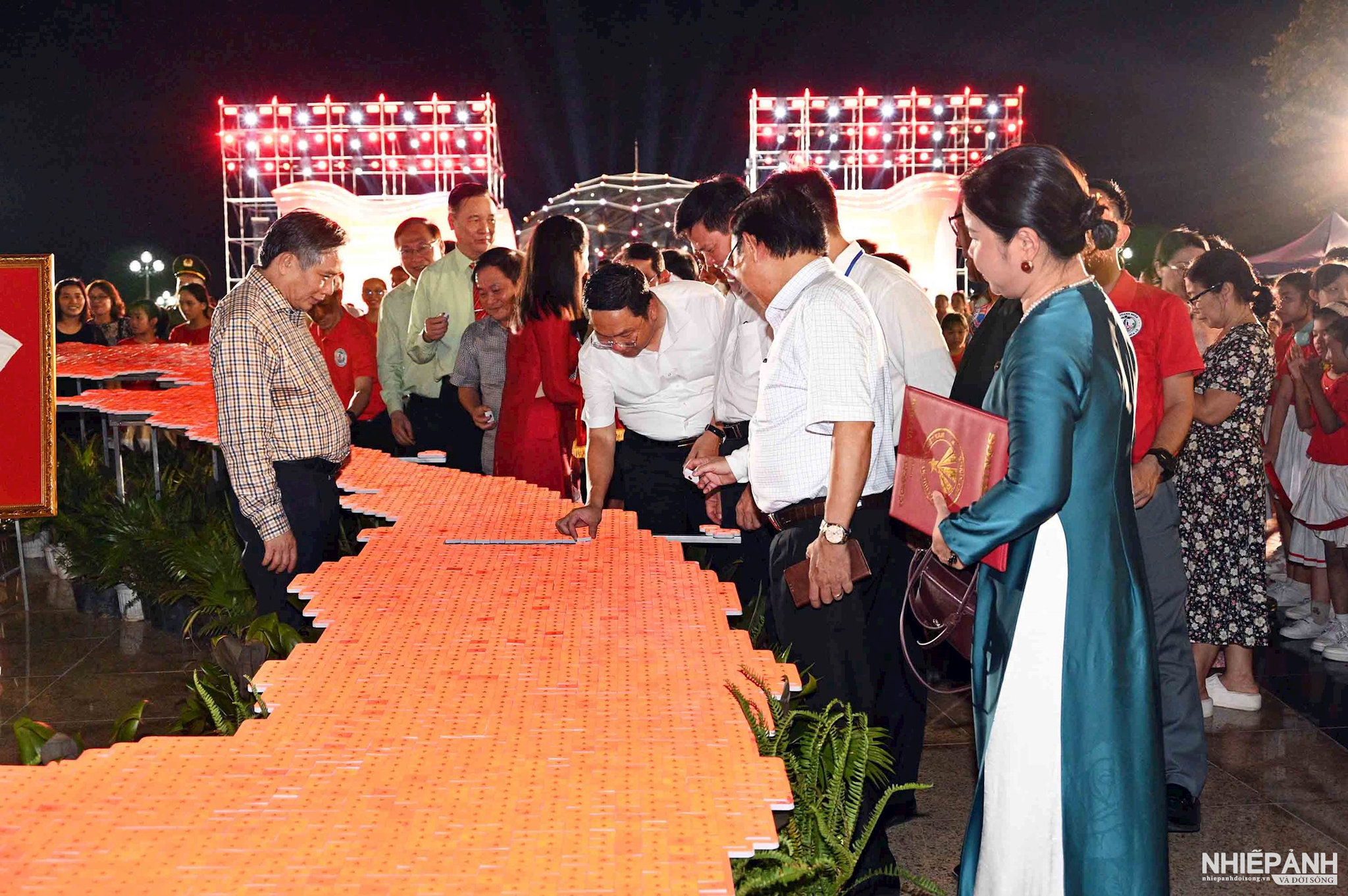 W_4-dsc_0133.-dong-chi-nguyen-cong-hoang-pho-chu-tich-ubnd-tinh-tham-gia-ghep-mo-hinh-co-to-quoc.jpg