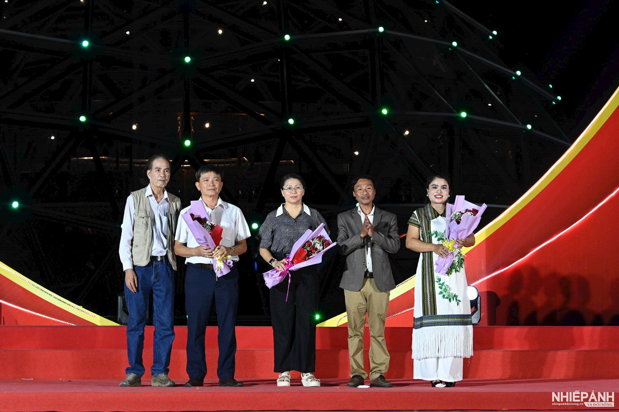 W_6.-dsc_0386.-ong-dinh-su-giang-chu-tich-hoi-tang-hoa-cho-dai-dien-cac-don-vi-phoi-hop-thuc-hien-chuong-trinh.jpg