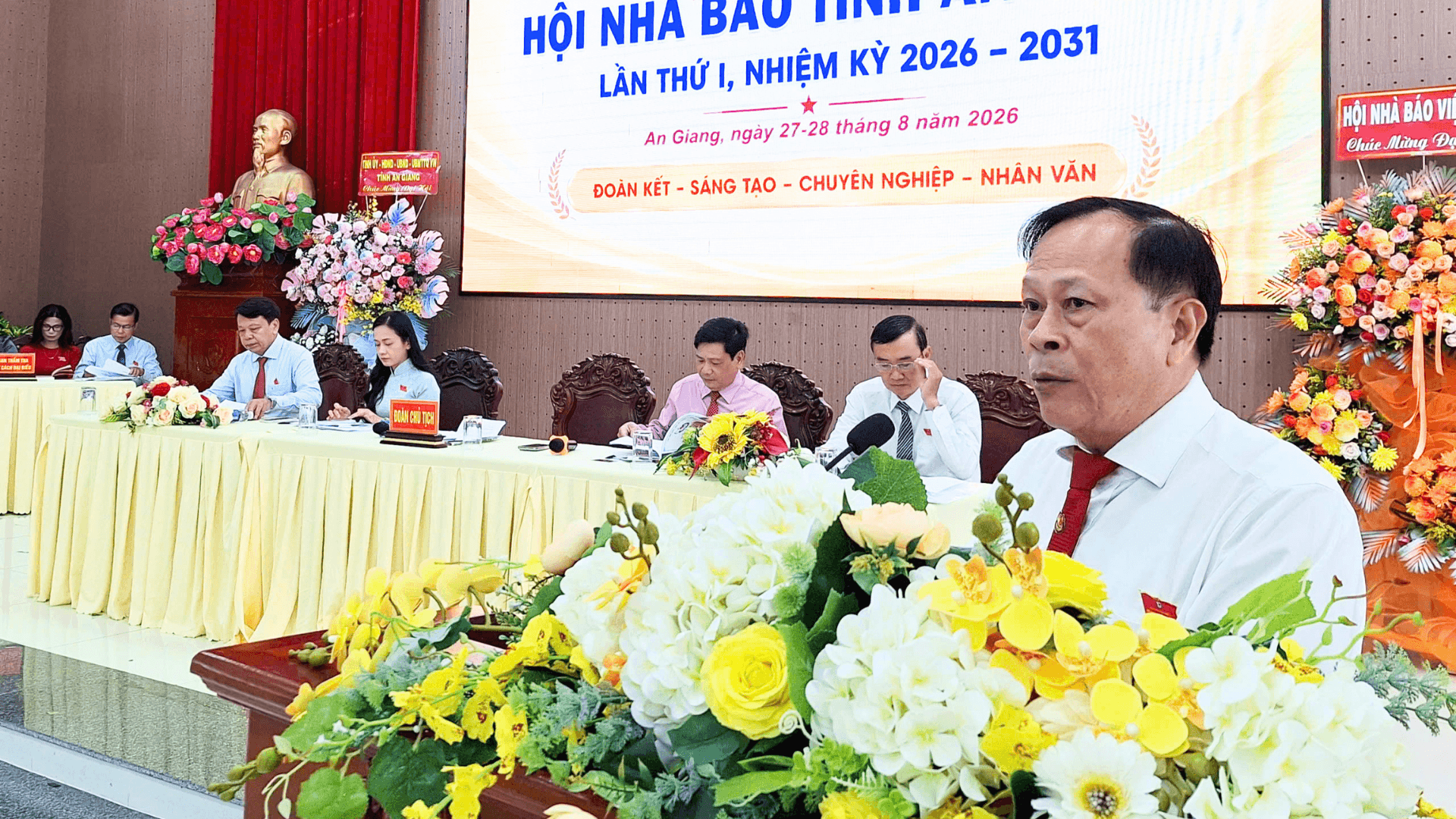 chu-tich-hoi-nha-bao-tinh-an-giang-tan-van-ngu-phat-bieu-tai-dai-hoi..png
