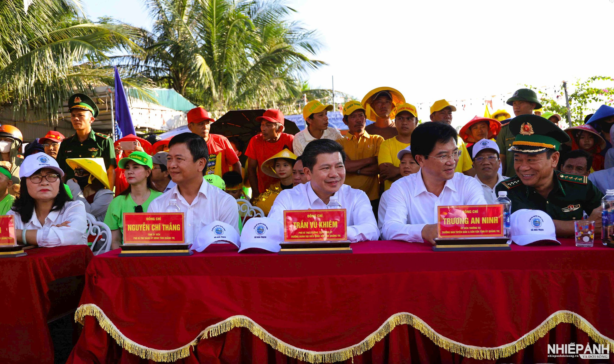 W_a1.-cac-dong-chi-tran-vu-khiem-pho-bi-thu-thuong-truc-tinh-uy-truong-doan-dai-bieu-quoc-hoi-tinh-truong-an-ninh-uy-vien-ban-thuong-vu-tinh-uy-truong-ban-tuyen-giao-va-dan-van-tinh-uy..jpg