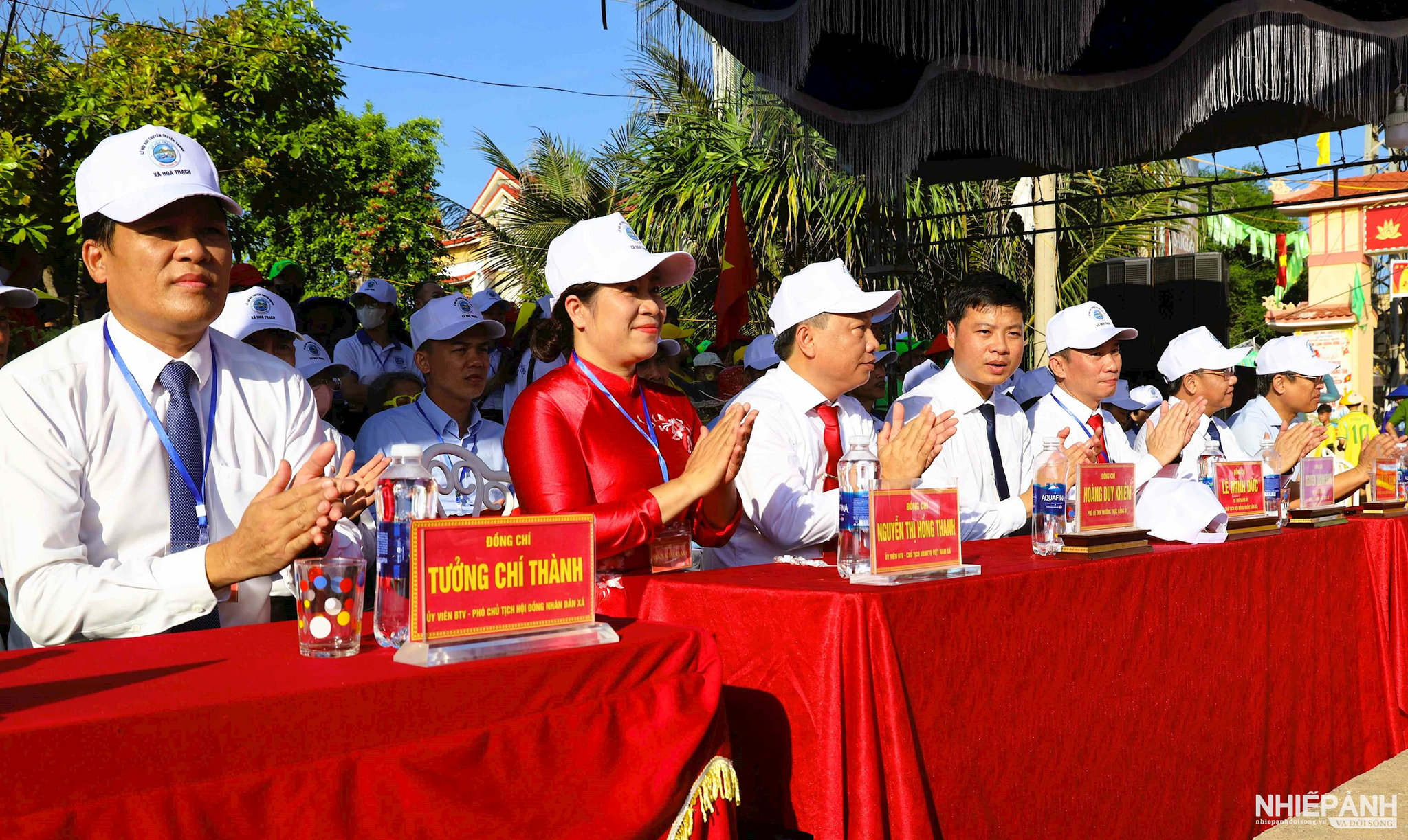 W_a2.-lanh-dao-xa-hoa-trach-du-le-khai-mac-le-hoi.jpg