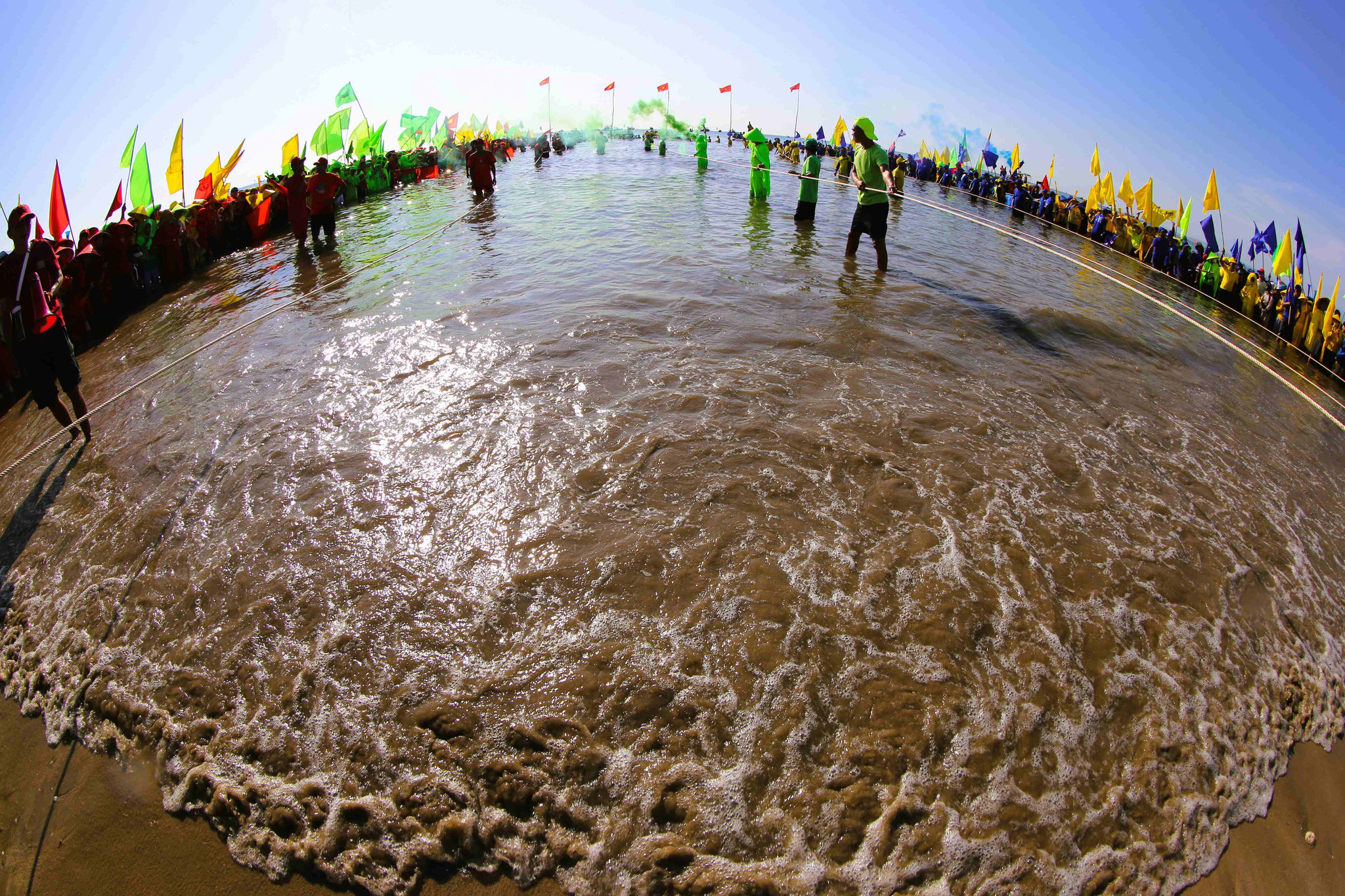 W_a7..-khong-gian-bien-va-thoi-tiet-canh-duong-tuyet-dep-truoc-gio-khai-mac-le-hoi.jpg
