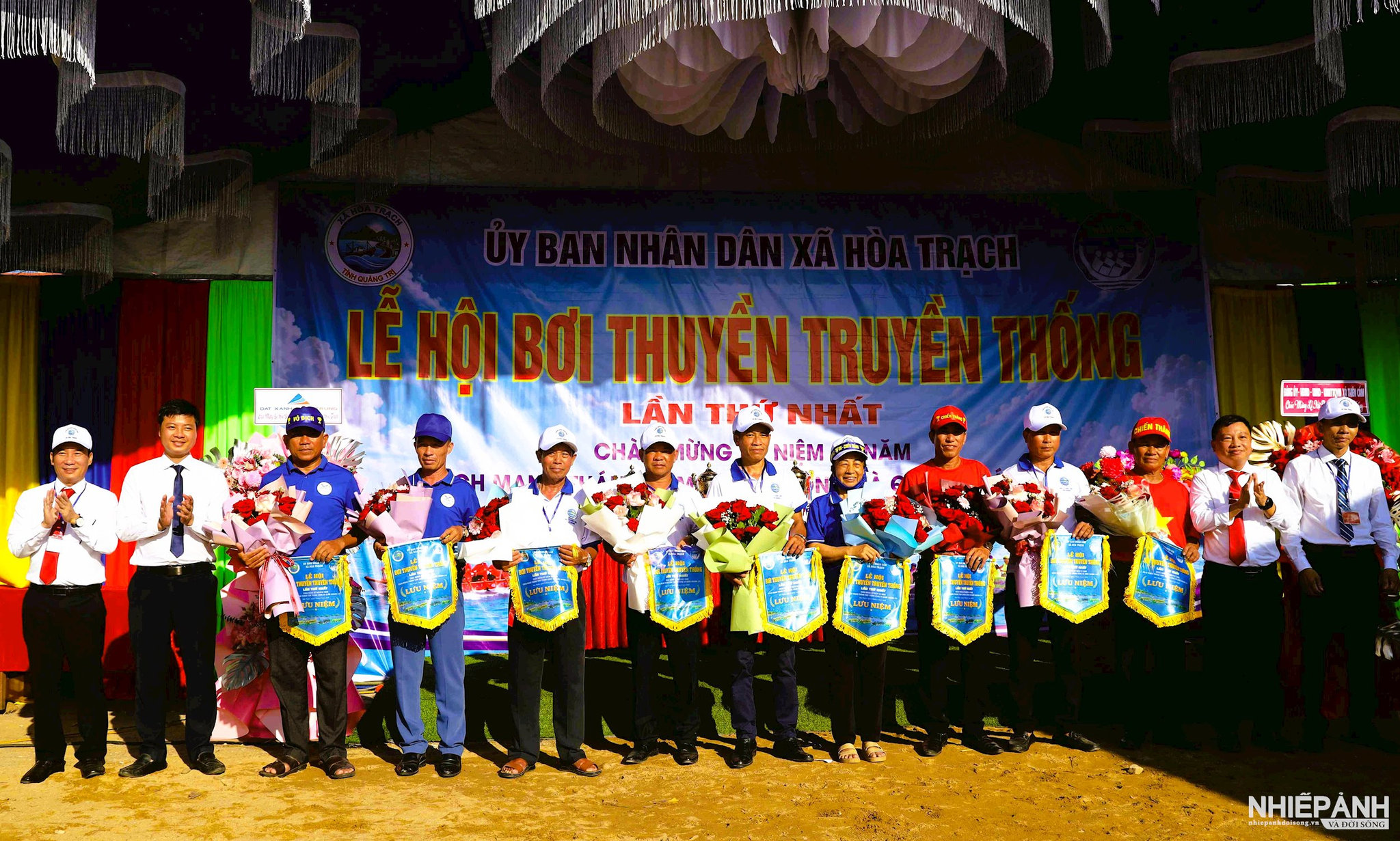W_a7.tang-co-luu-niem-cho-cac-doi-tham-gia.jpg
